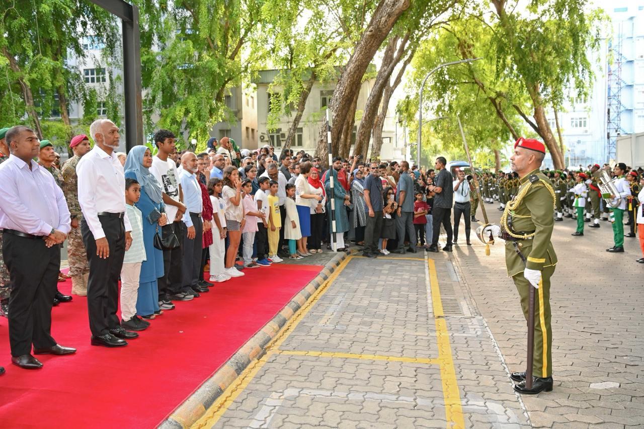 މިނިވަންދުވަހުގެ މުނާސަބަތުގައި މާލޭގައި ބޭއްވި ޕެރޭޑް ރައީސްގެ ދެކަނބަލުން ބައްލަވާލައްވައިފި