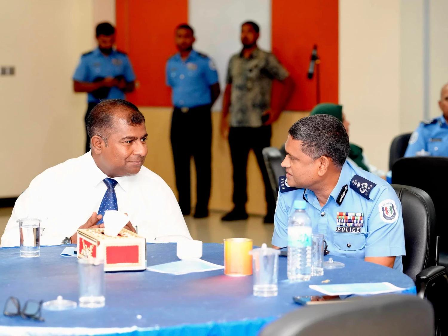 ފުލުހުންގެ ކޮމިޝަންޑް އޮފިސަރުންނަށް ދިވެހި ޤައުމިއްޔަތު އިއާދަ ކުރުމުގެ މަޝްރޫޢު ތަޢާރަފު ކުރުމުގެ ބައްދަލުވުމެއް!