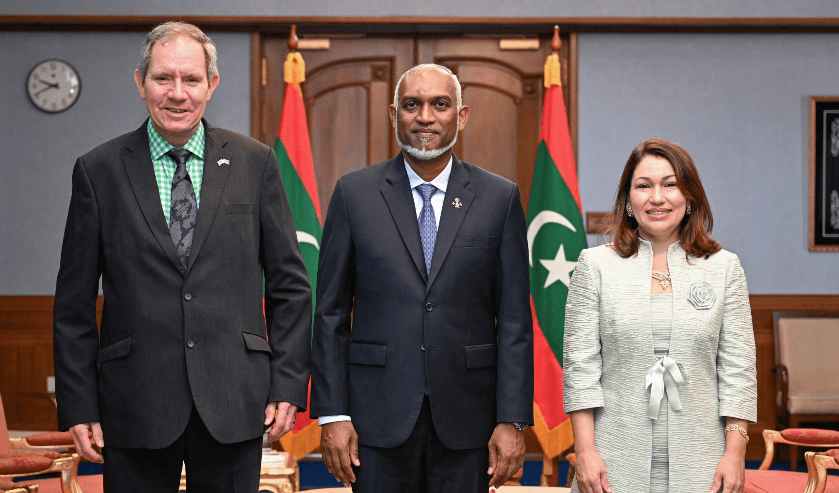 ޔޫކޭގެ އައު ސަފީރު، އެމަނިކުފާނުގެ ސަފީރުކަމުގެ ފަތްކޮޅު ރައީސްއަށް އަރުވައިފި