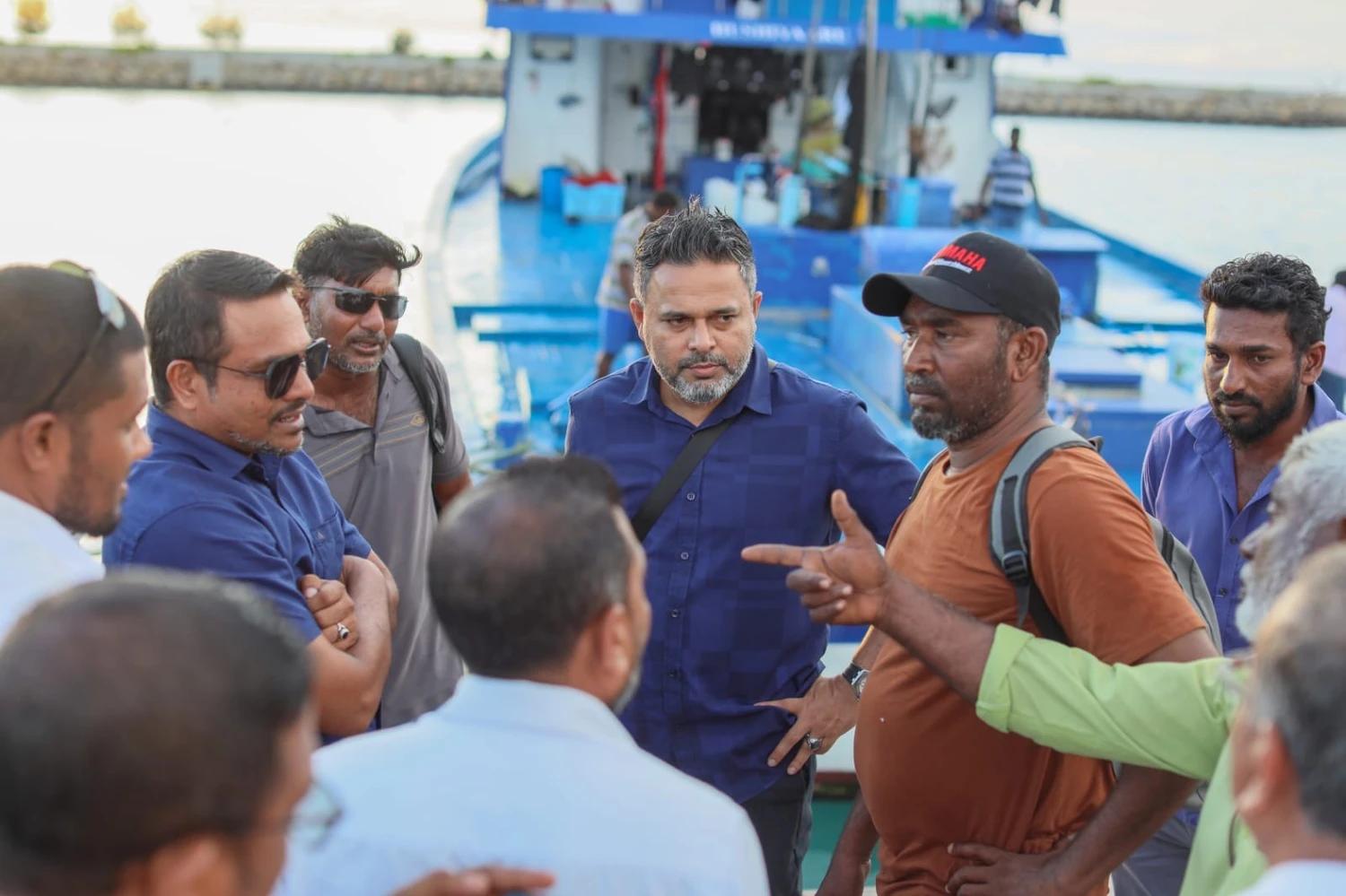 ބަރާބަރަށް ފައިސާ ދެވެން ފެށުމާއެކު ޒުވާނުން މަޑުމަޑުން ދޯނިތަކަށް އަރަން ފަށައިފި: ޝިޔާމް