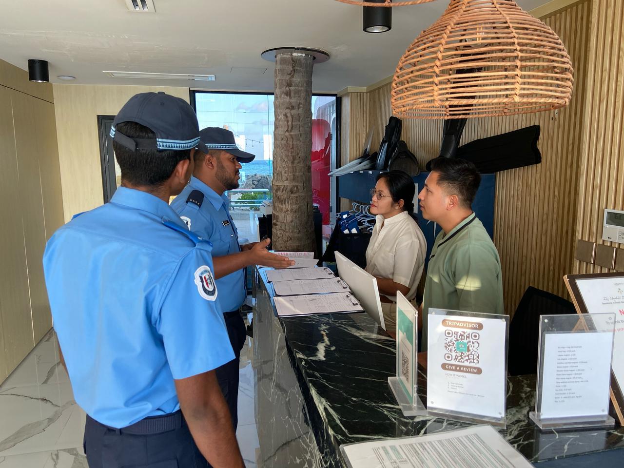 ގެސްޓުހައުސްތަކަށް ޒިޔާރަތްކޮށް މައުލޫމާތުދިނުމުގެ ޕްރޮގްރާމެއް ފުލުހުން ކަމަދޫގައި ހިންގައިފި
