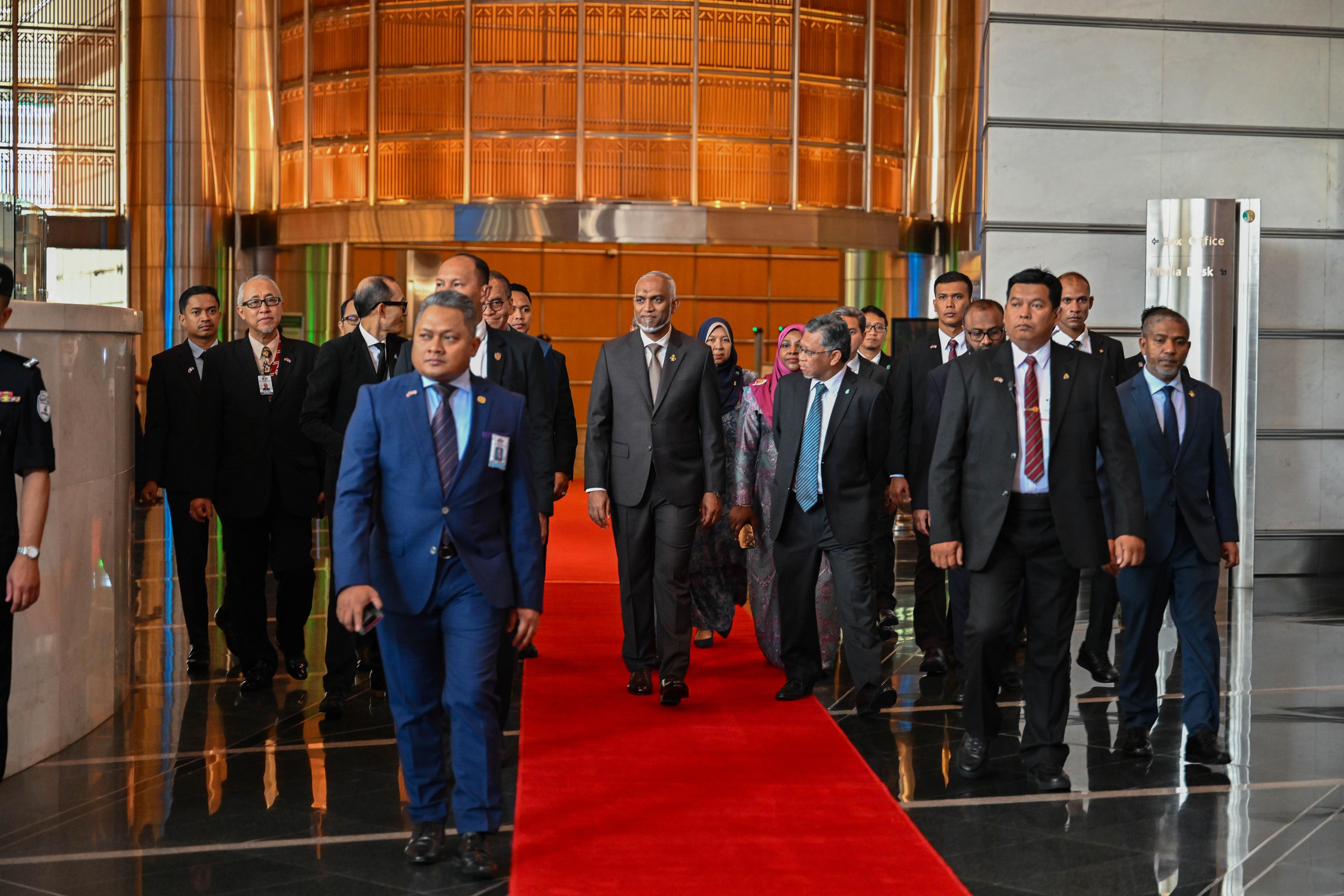 ރައީސް މުއިއްޒު، މެލޭޝިއާއަށް ކުރެއްވި ރަސްމީ ދަތުރުފުޅު ނިންމަވާލެއްވުމަށްފަހު މާލެ ވަޑައިގެންފި