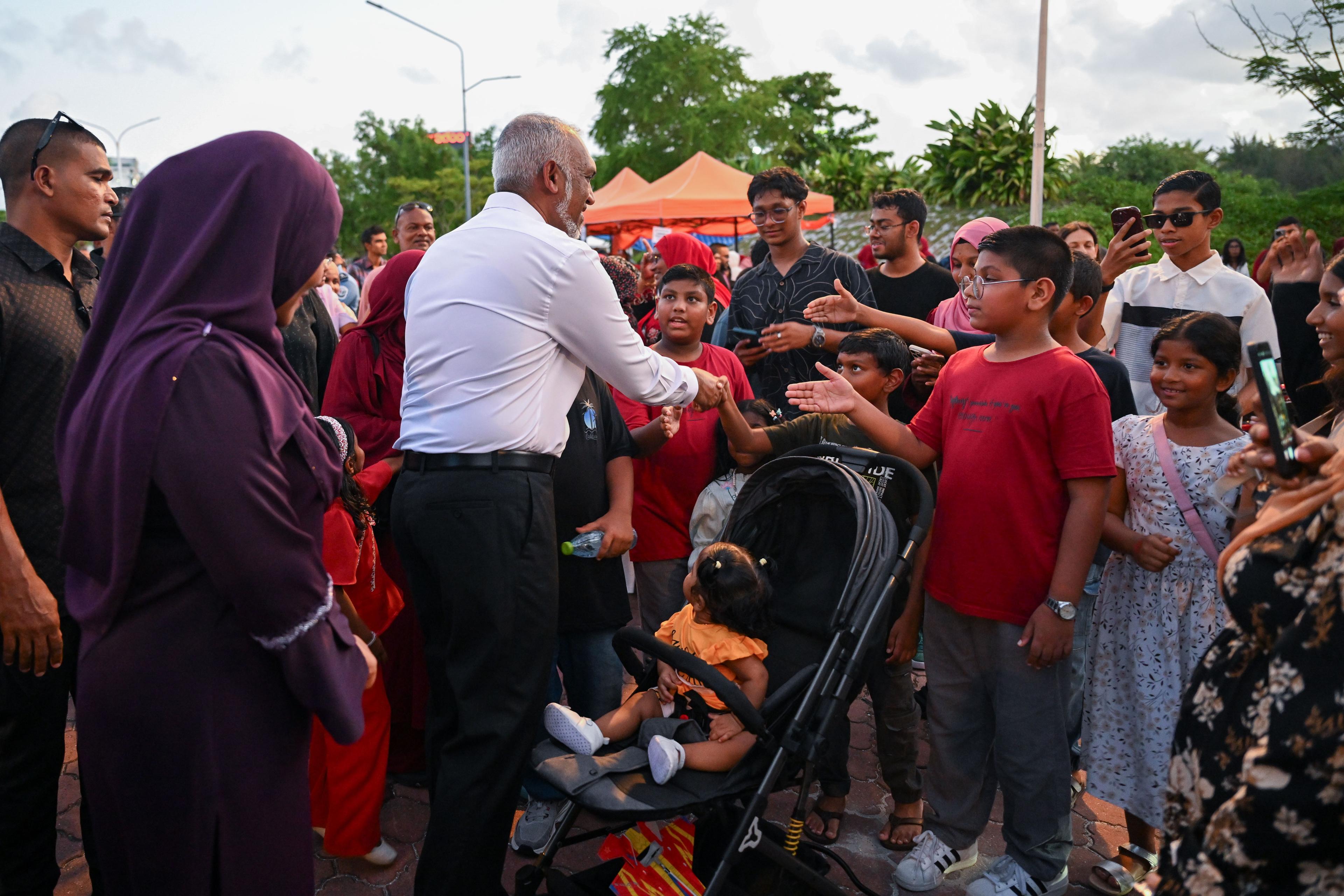 ކުޑަކުދިންގެ ދުވަހުގެ ހަރަކާތްތައް ރައީސްގެ ދެކަނބަލުން ބައްލަވައިލައްވައިފި
