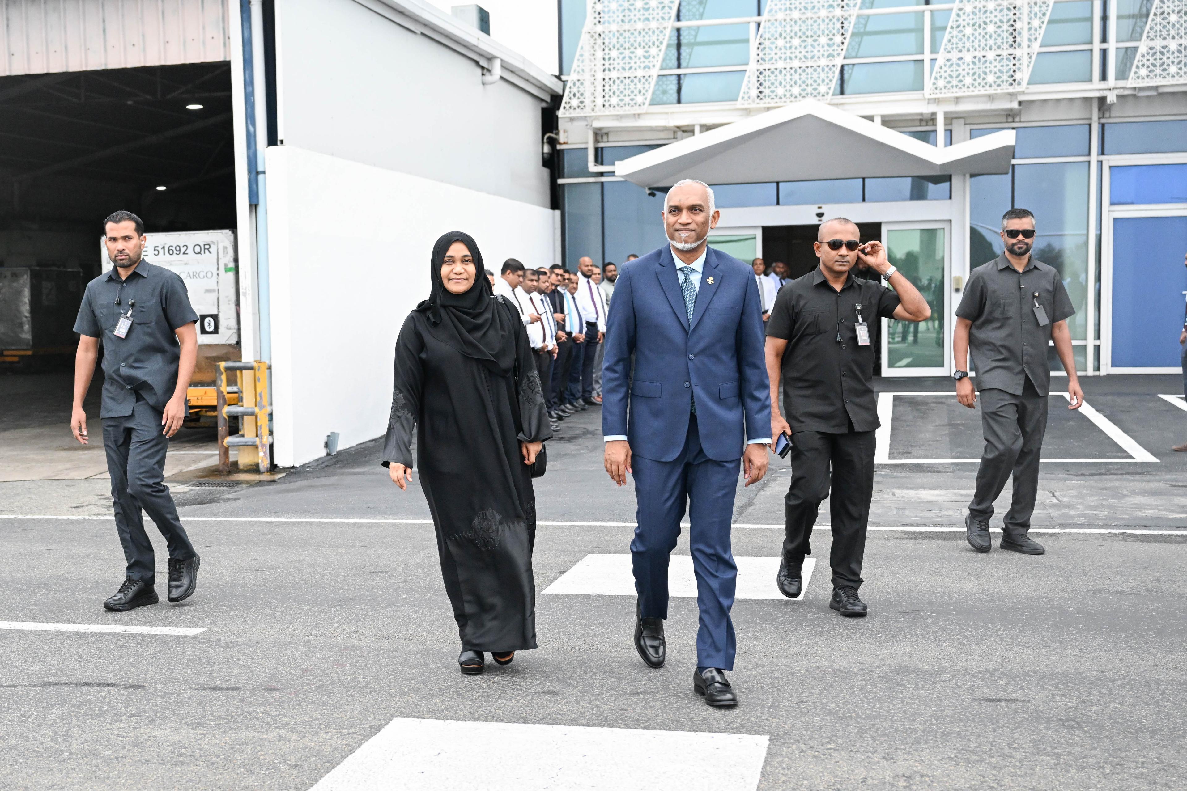 ޙައްޖުގެ އަޅުކަން އަދާކުރެއްވުމަށް ރައީސްގެ ދެކަނބަލުން ފުރާވަޑައިގެންފި