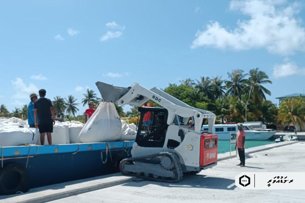 ހުޅުދުއްފާރާއި މަޑުއްވަރީގެ ފުޓްބޯޅަ ދަނޑުގައި ޓާރފް އެޅުމަށް ބޭނުންވާ ސާމާނުތައް އެރަށްތަކަށް ފޮނުވައިފި