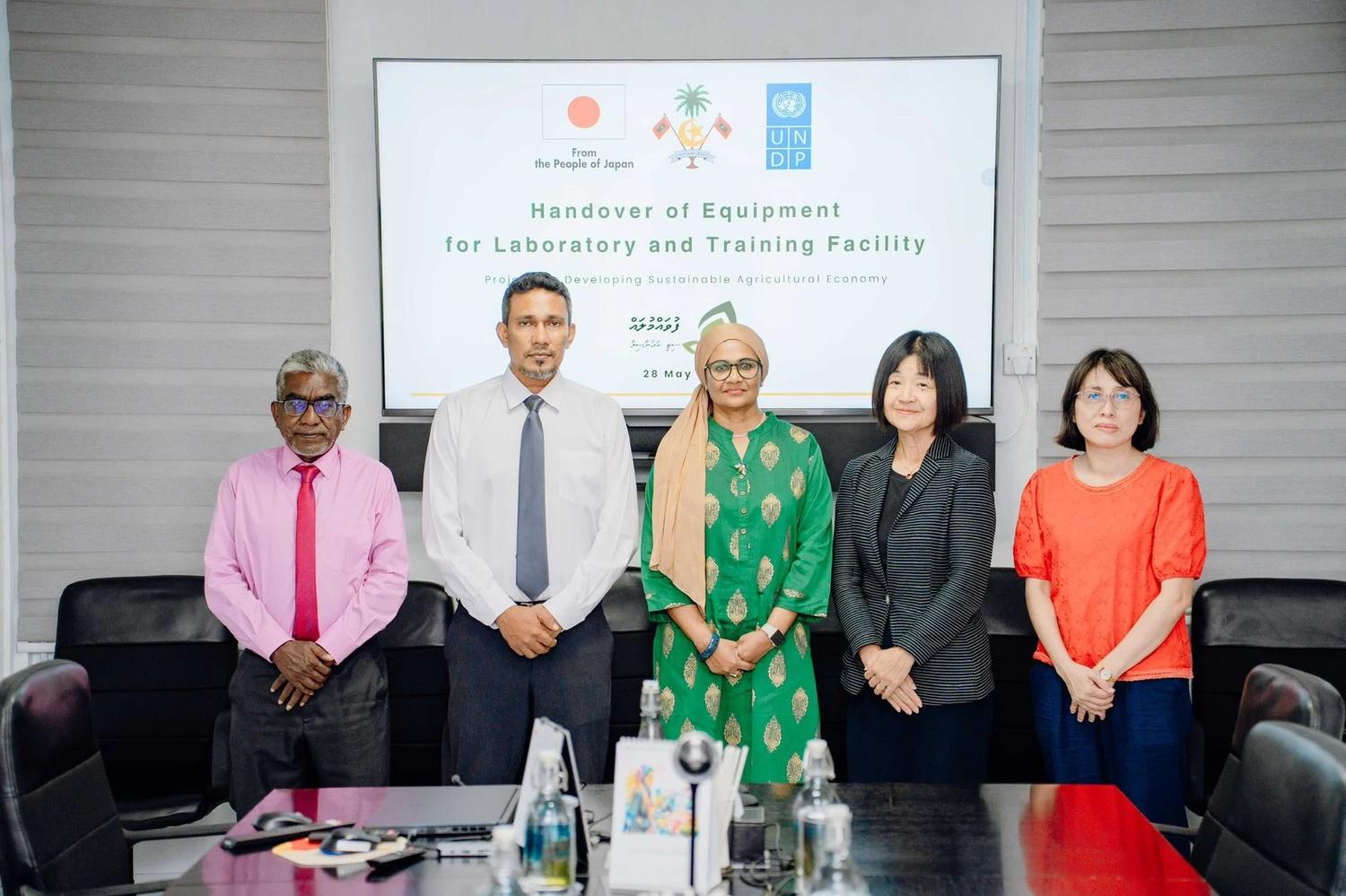 ދެމެހެއްޓެނިވި ދަނޑުވެރިކަމުގެ ލެބޯޓަރީއަށް ބޭނުންވާ ތަކެތި ފުވައްމުލައް ކައުންސިލާއި ހަވާލުކޮށްފި