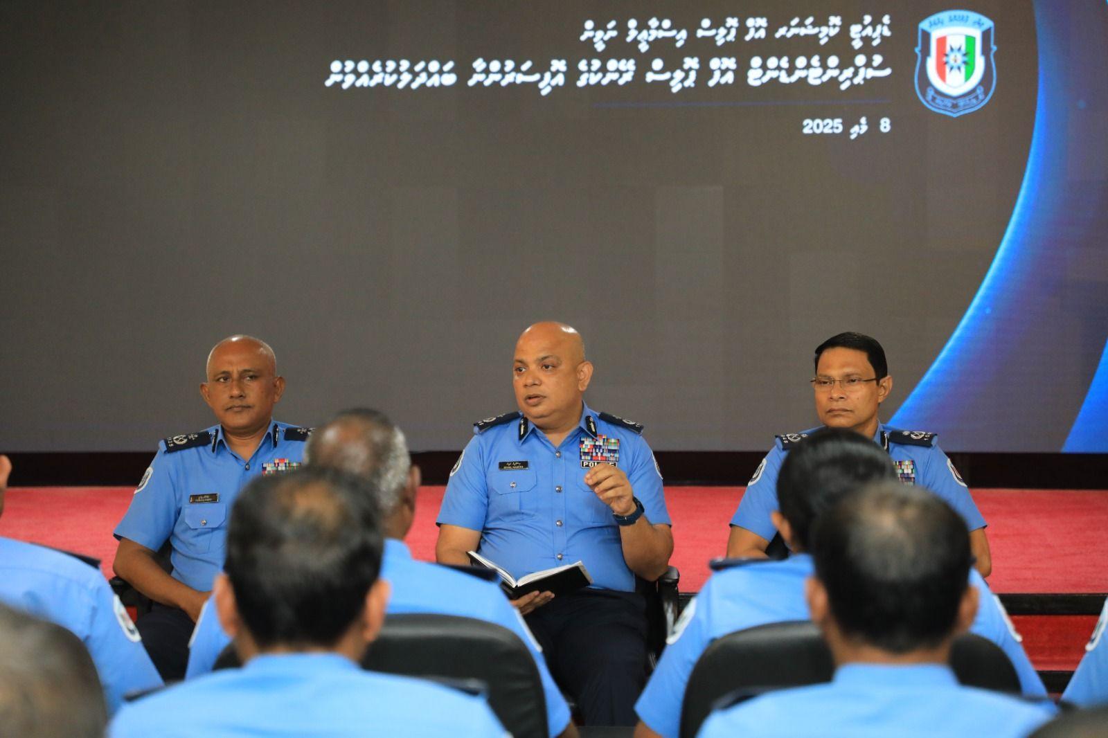 އެކްޓިންގ ސީޕީ ނަވީން ފުލުހުންގެ ސުޕްރިންޓެންޑެންޓް ރޭންކުގެ އޮފިސަރުންނާއި ބައްދަލުކުރައްވައިފި 