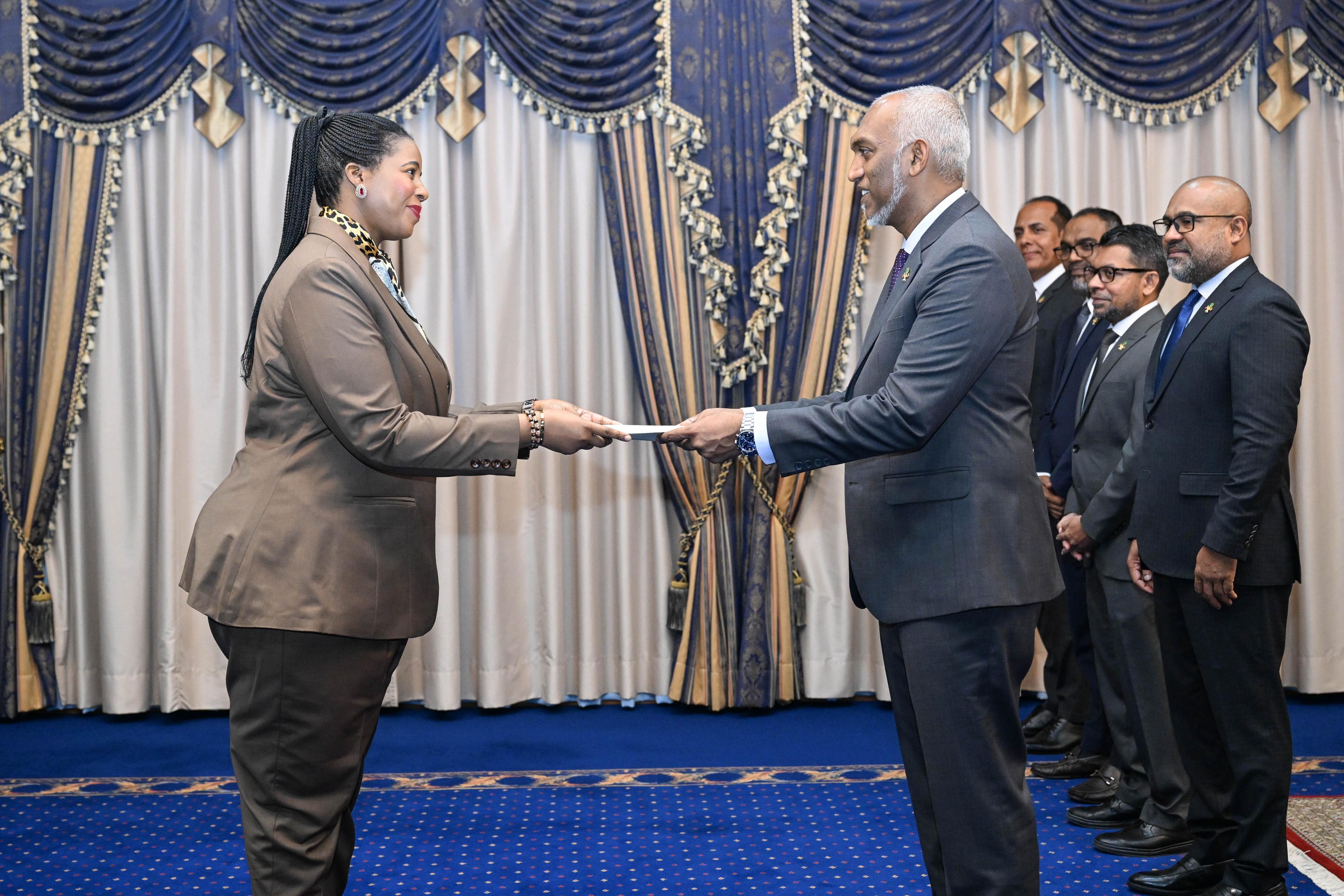 ޒިމްބާބްވޭ އައު ސަފީރުގެ ސަފީރުކަމުގެ ފަތްކޮޅު ރައީސްއަށް އަރުވައިފި