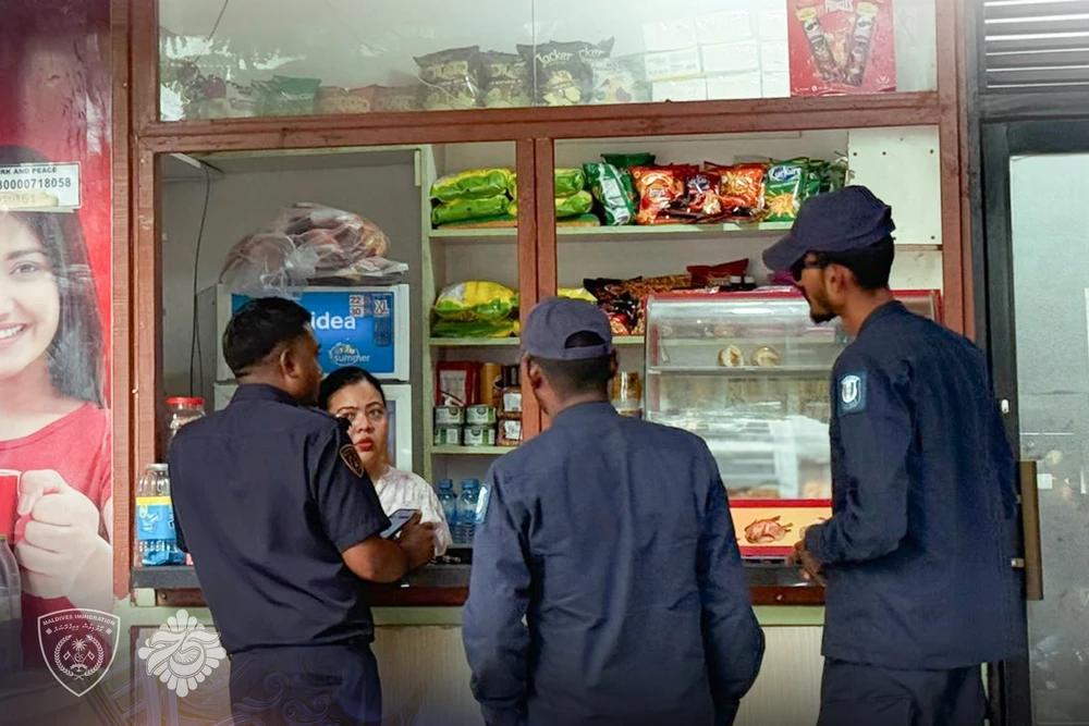 ފަސް ކެފޭއެއް ބަލާފާސްކޮށް، ޤަވާއިދާ ޚިލާފަށް އުޅެމުންދިޔަ 4 ބިދޭސީއަކު ހައްޔަރަށް!