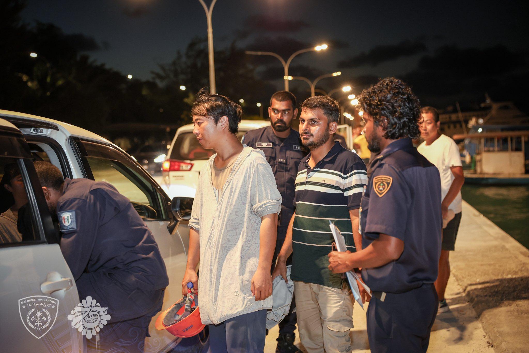 އައްޑޫގައި ކުރިޔަށް ގެންދިޔަ ބޮޑު ރެއިޑްގައި 83 ބިދޭސީން ހައްޔަރަށް!