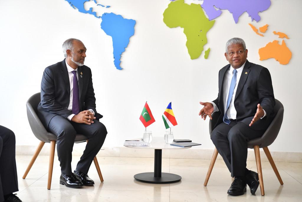 ސޭޝެލްސްގެ ރައީސަށް އެގައުމުގެ މިނިވަން ދުވަހުގެ ތަހުނިޔާ ރައީސް މުއިއްޒު ފޮނުއްވައިފި