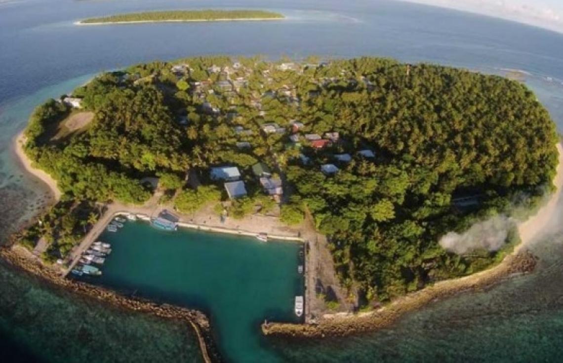 މާޅޮސް ފަޅުތެރޭގައި އޮތް ދޯންޏެއްގައި އެއްޗެއް ގޮވައި ދެމީހަކު ފިހިއްޖެ