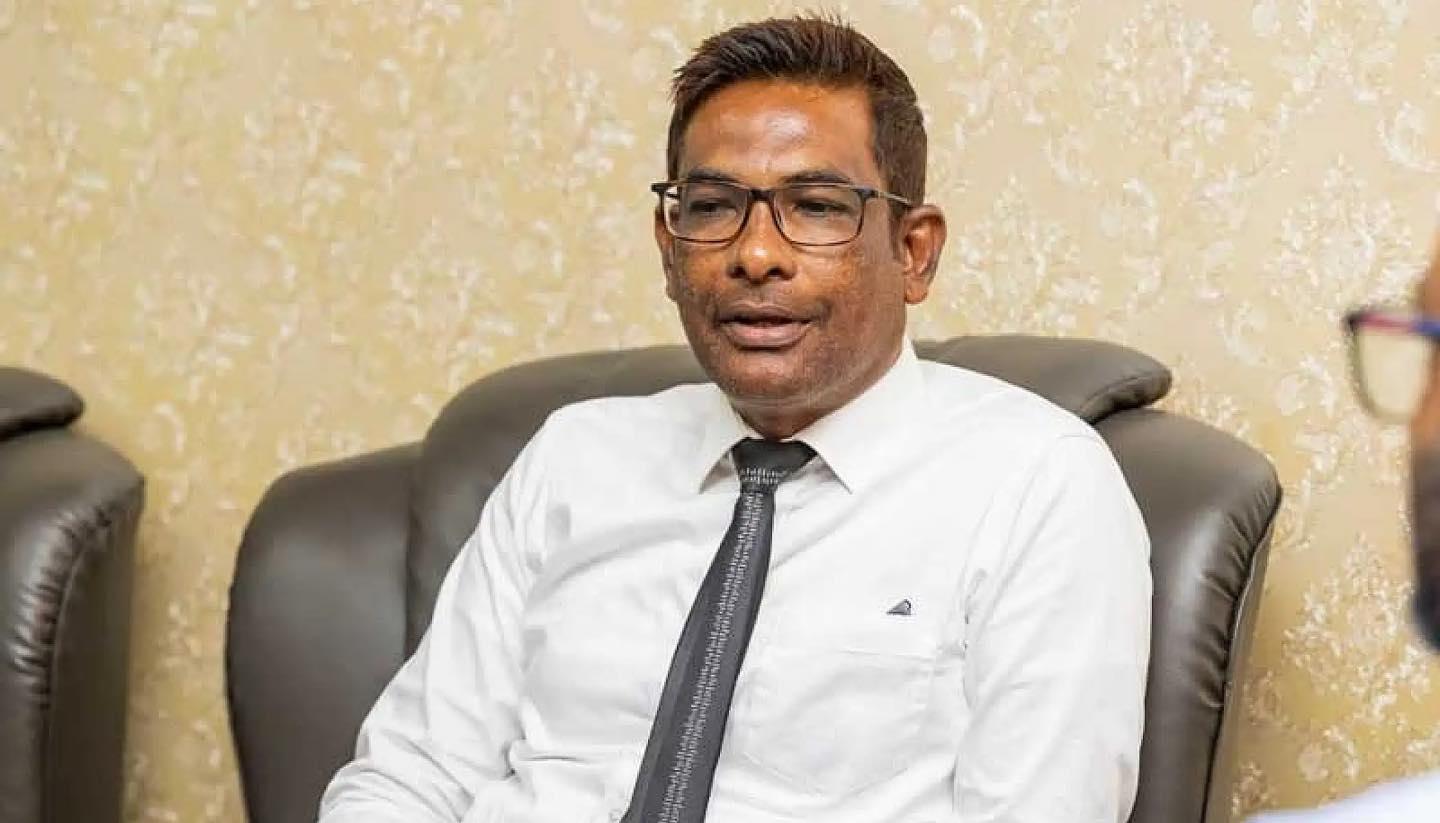 ސަސްޕެންޝަންގައި ހުރެ މުސާރަައިގެ ގޮތުގައި 3 ލައްކައަށްވުރެ ގިނަ ރުފިޔާ ހޯދި ފަހުން ފަޒީލް މަގާމުން ވަކިކޮށްފި