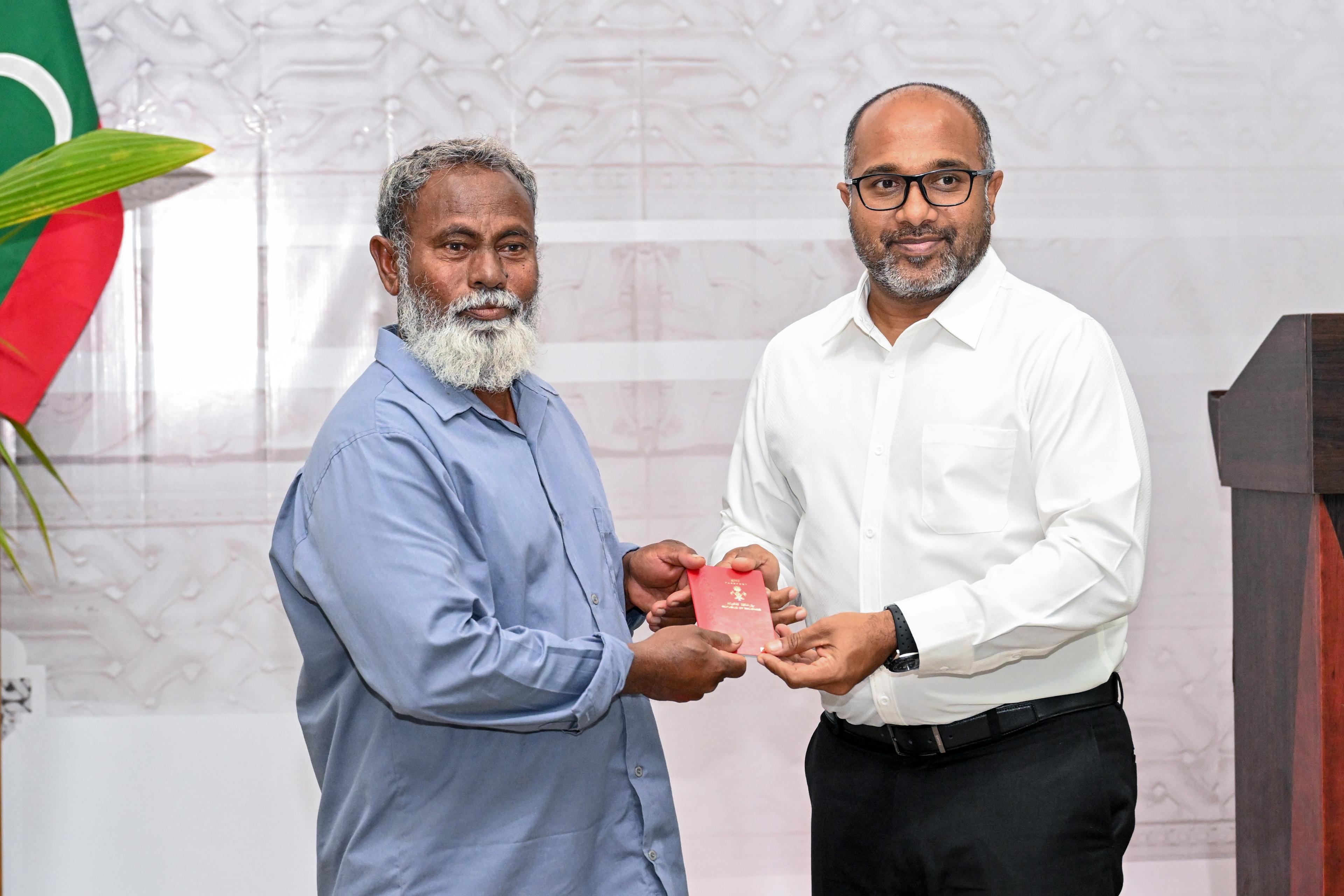 މަނަދޫގައި ޕާސްޕޯޓުގެ ހިދުމަތް ރަސްމީކޮށް ފަށައިފި