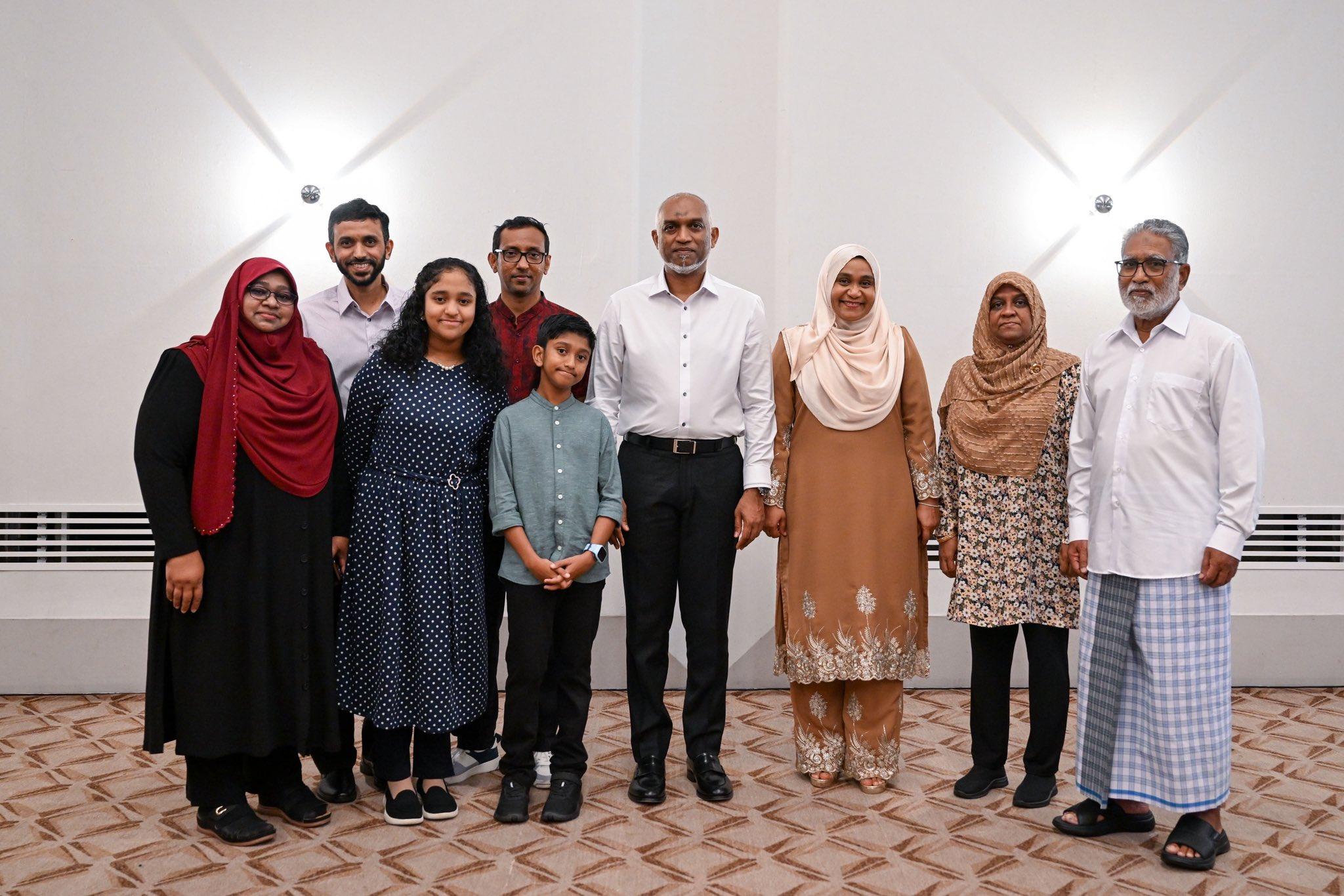 ރައީސްގެ ދެކަނބަލުން ސިންގަޕޫރުގައި ދިރިއުޅޭ ދިވެހި ރައްޔިތުންނާ ބައްދަލުކުރައްވައިފި