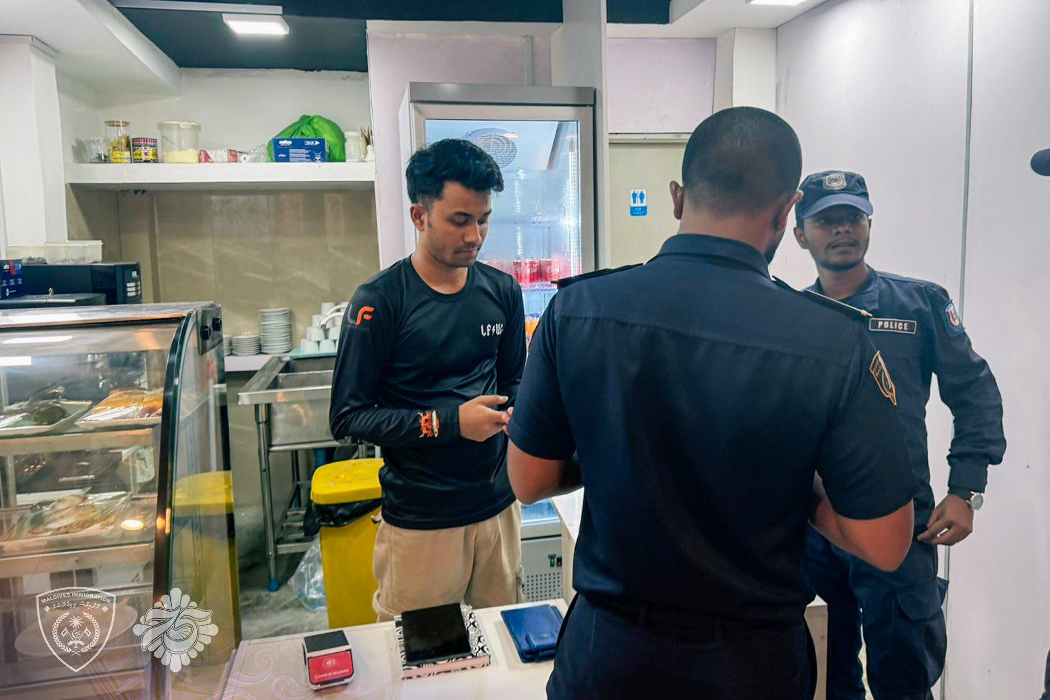 ކެފޭއެއް ބަލައި ފާސްކޮށް، ޤަވާއިދާ ޚިލާފަށް އުޅެމުންދިޔަ 5 ބިދޭސީއަކު ހައްޔަރަށް!