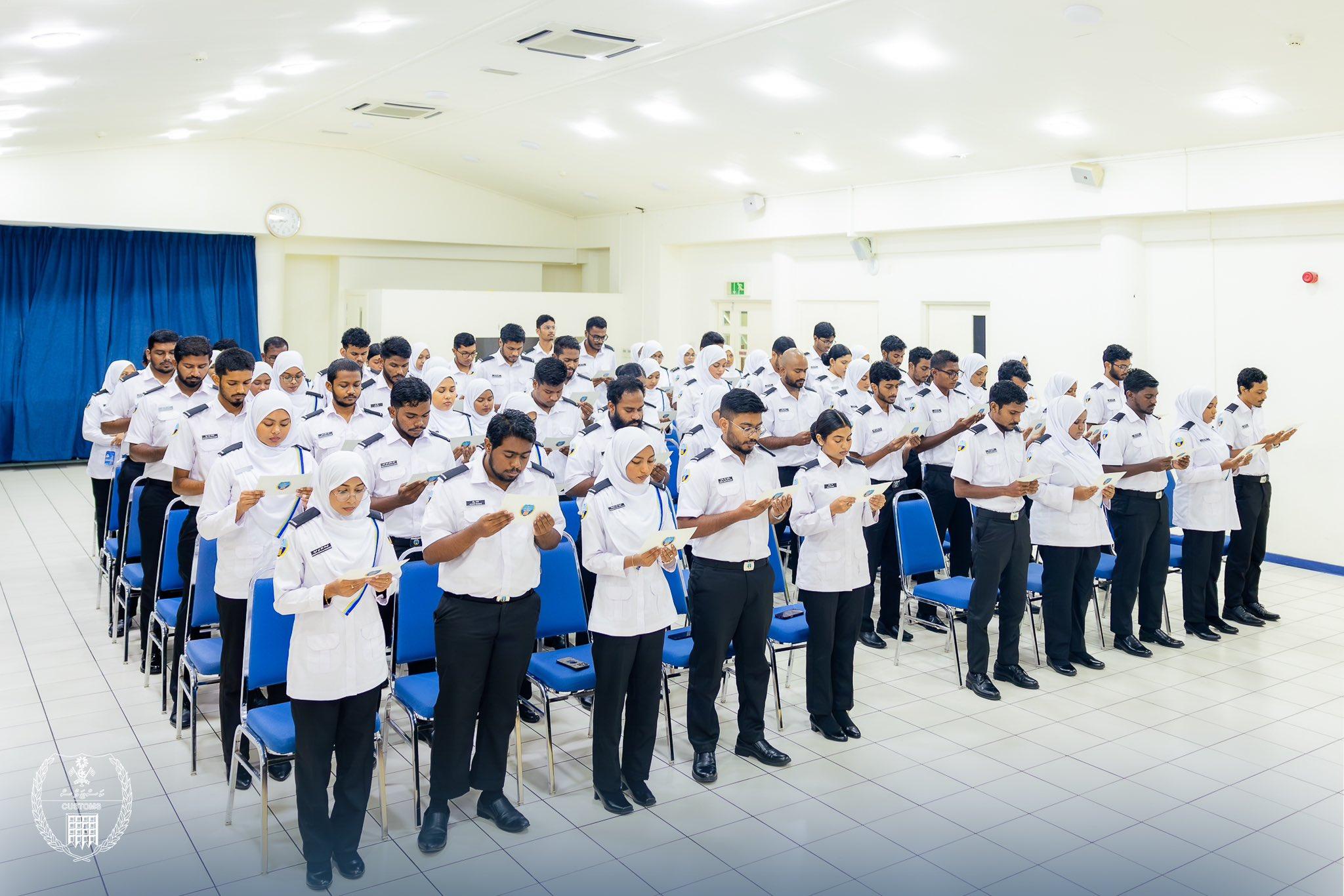 ކަސްޓަމްސްގެ ޚިދުމަތާ އަލަށް ގުޅުނު 58 އޮފިސަރަކު ހުވާކޮށްފި