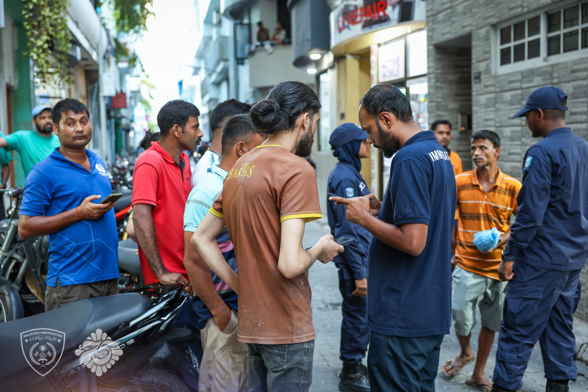 އިމިގްރޭޝަންގެ ބޮޑު ރެއިޑެއް ބިދޭސީން ގިނަ ދިލްބަހާރުމަގަށް: 31 ބިދޭސީއަކު ހައްޔަރަށް!
