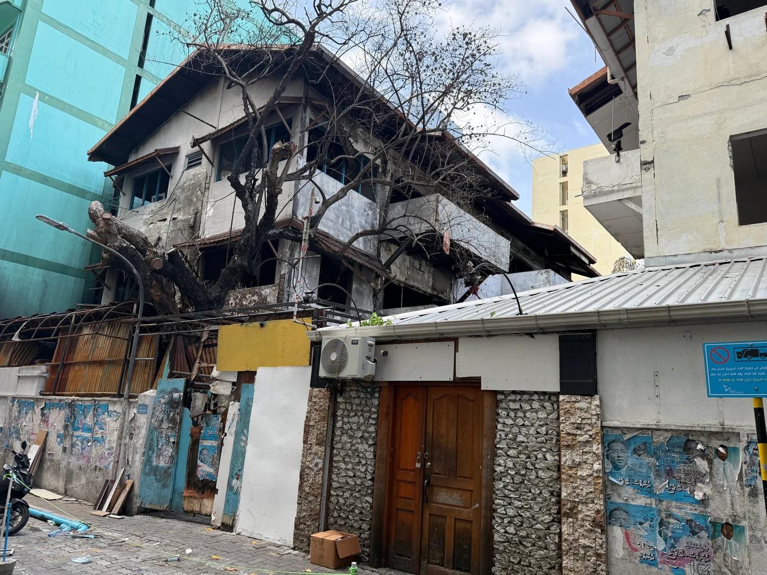 އޯކިޑް ޕްލާޒާ، ނިއު ޕްލާޒާ އަދި ހައުސް ޕްލާޒާ ހިމެނޭ ޢިމާރާތްތައް ތަޅާލުމުގެ މަސައްކަތް ފަށައިފި