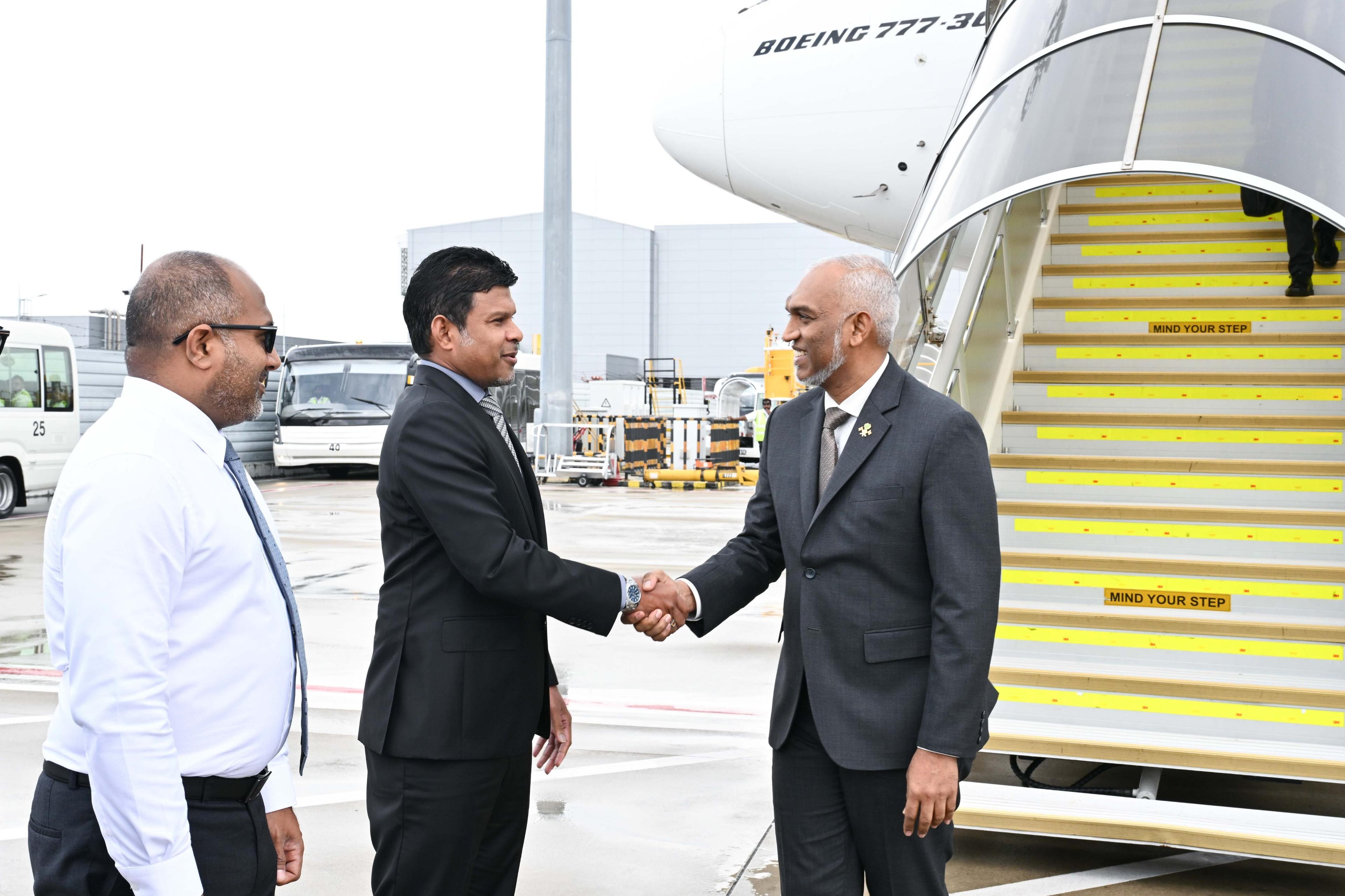 ރައީސް އިނގިރޭސިވިލާތަށް ކުރެއްވި ރަސްމީ ދަތުރުފުޅު ނިންމަވާލެއްވުމަށްފަހު އެނބުރި ރާއްޖެ ވަޑައިގެންފި