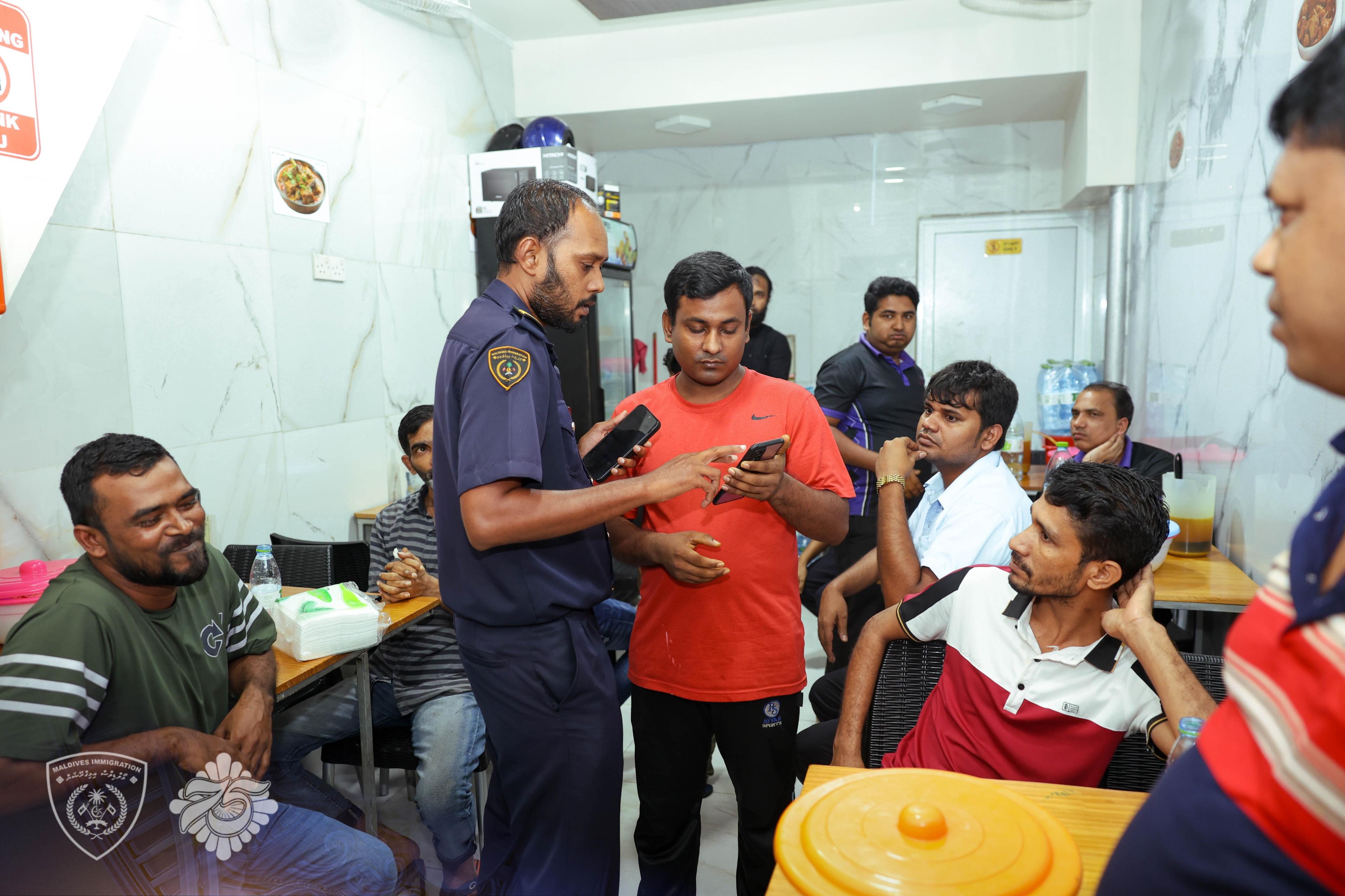 މާލޭގެ ކެފޭއެއް ބަލާފާސްކޮށް ގަވާއިދާ ހިލާފަށް އުޅެމުންދިޔަ ބިދޭސީއަކު އިމިގްރޭޝަންގެ ބެލުމުގެ ދަށަށް!