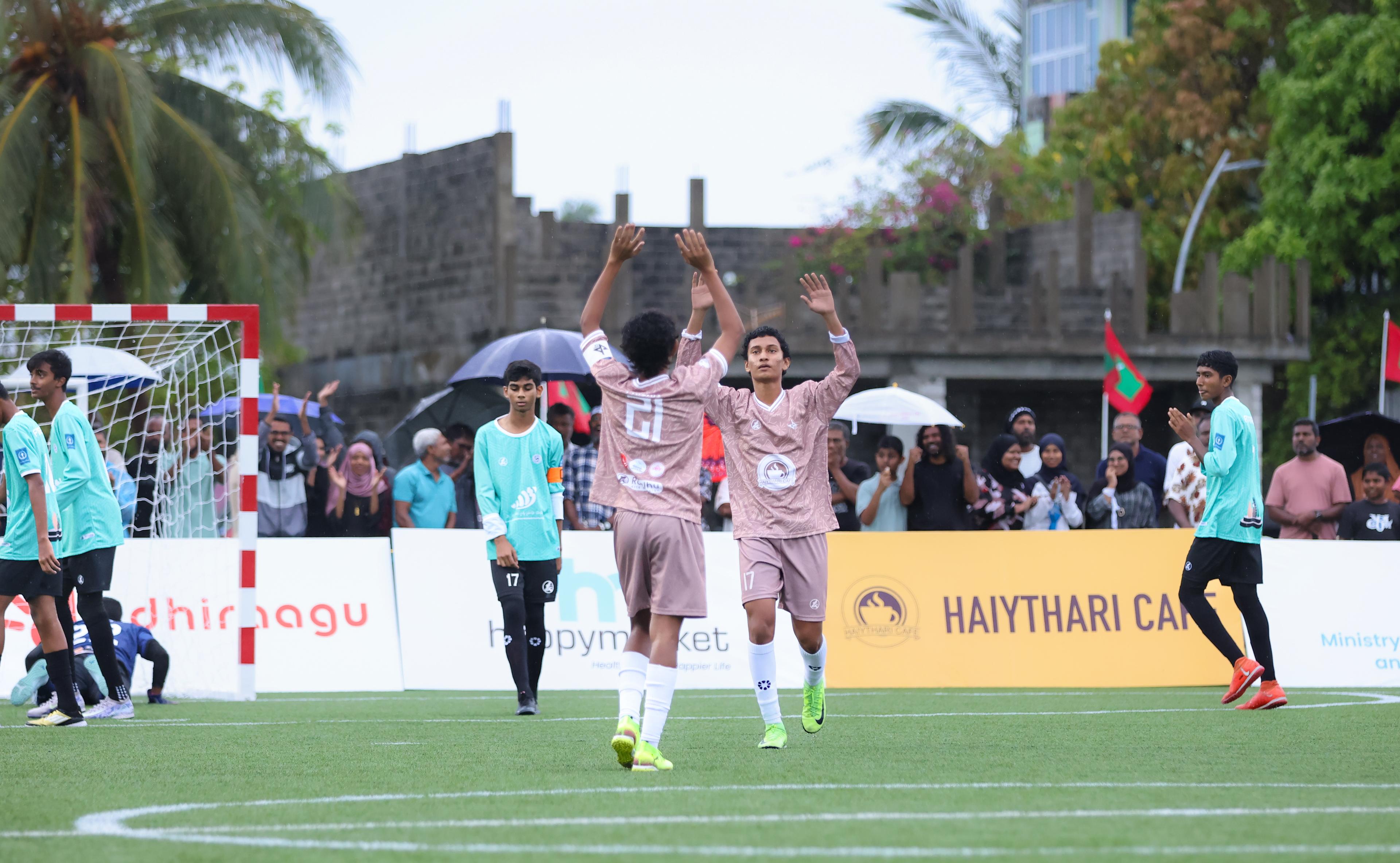 ޔައިލްގެ ހަތަރު ލަނޑާއެކު ފިޔޯރީ ބަލިކޮށް ތިނަދޫ ސިޓީ ގުރޫޕްގެ އެއްވަނައަށް