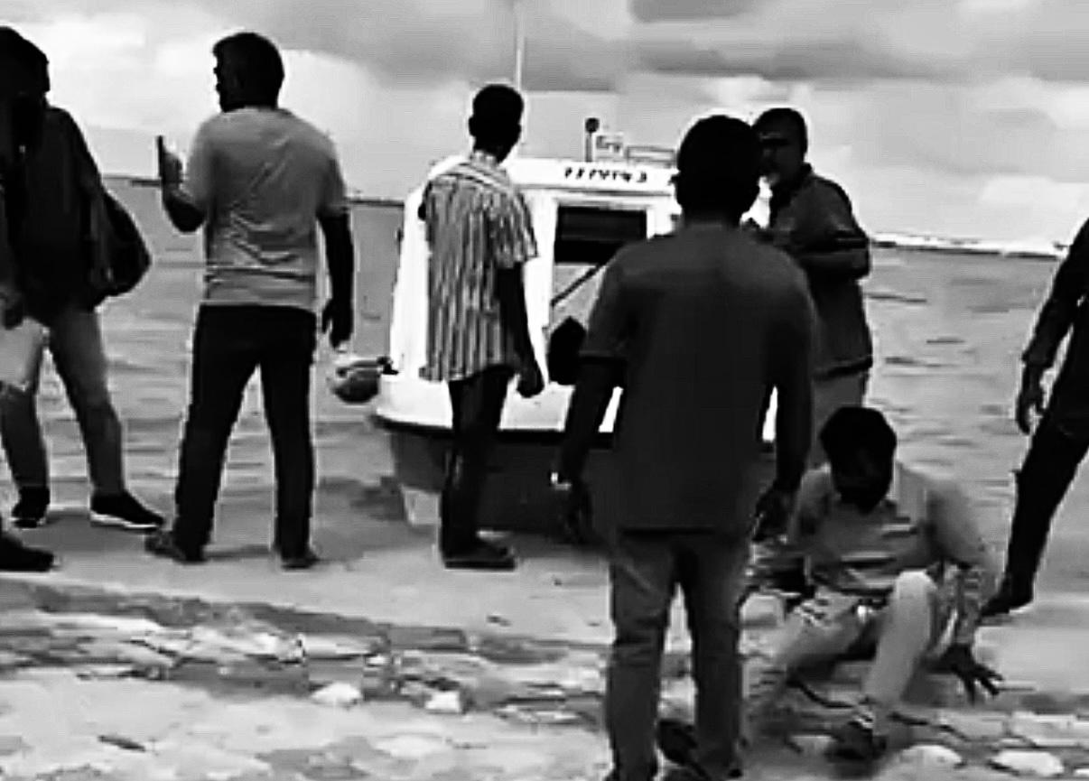 ތިނަދޫ ޖެޓީއަށް ކައިރިކުރި ލޯންޗެއް ކޮންޓްރޯލް ނުވެ ގޮސް ޖެޓީގައި ޖެހި 4 މީހަކަށް އަނިޔާވެއްޖެ 