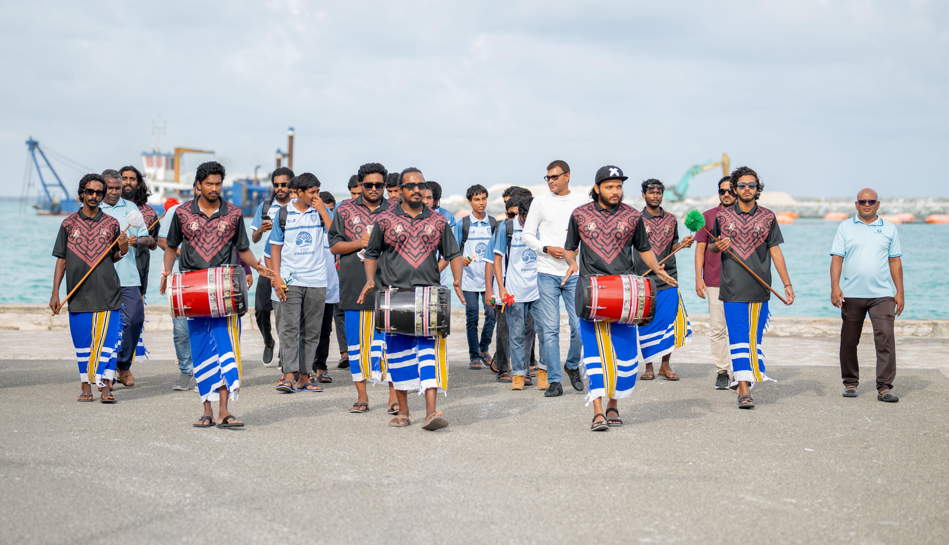 ގދ.އަތޮޅު ކައުންސިލްގެ 16 އަހަރުން ދަށުގެ ފުޓްސަލް މުބާރާތް 2025" ވާދަކުރާ ޓީމުތައް ތިނަދޫ ސިޓީއަށް އަންނަން ފަށައިފި 