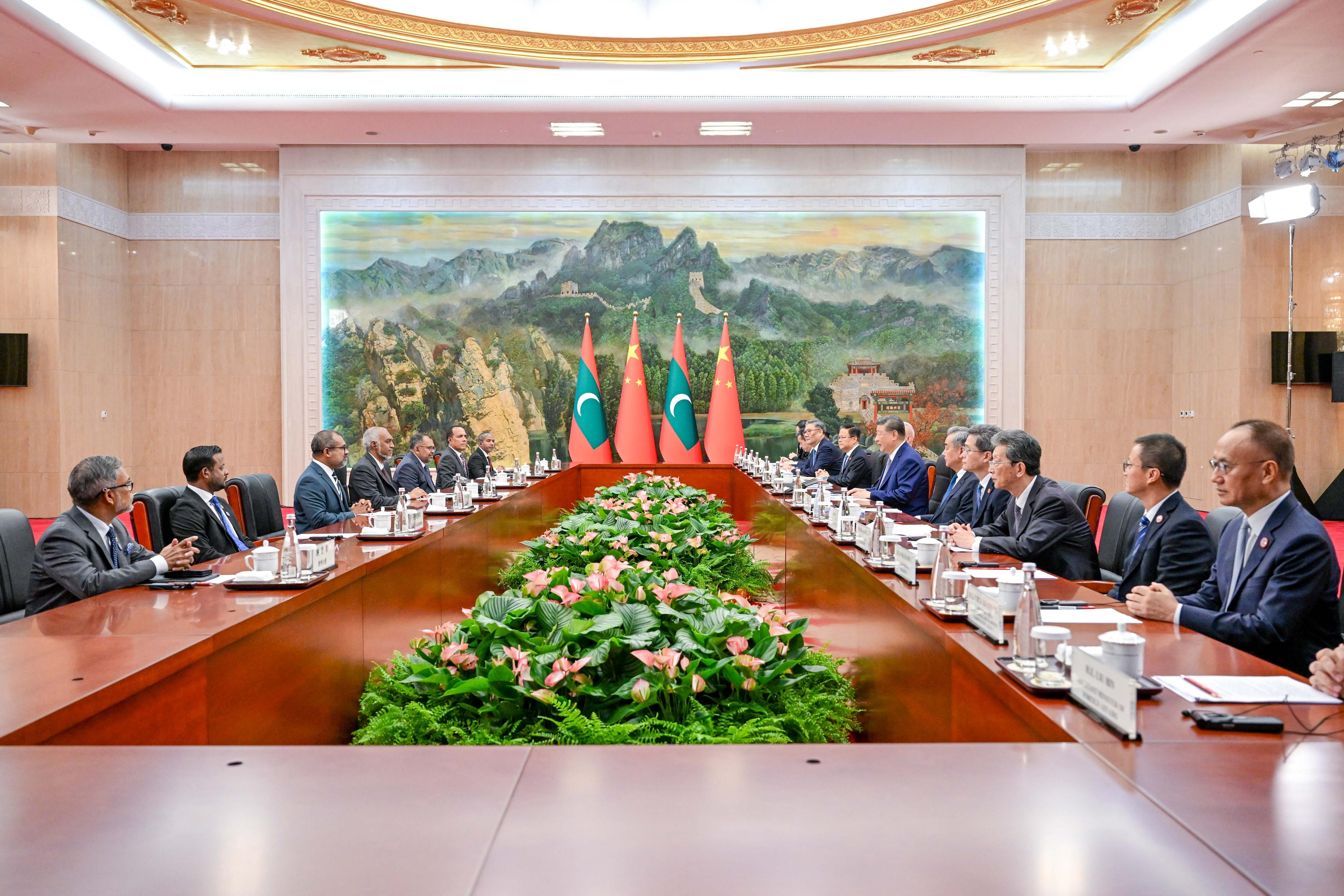 President holds meeting with the President of the People's Republic of China.