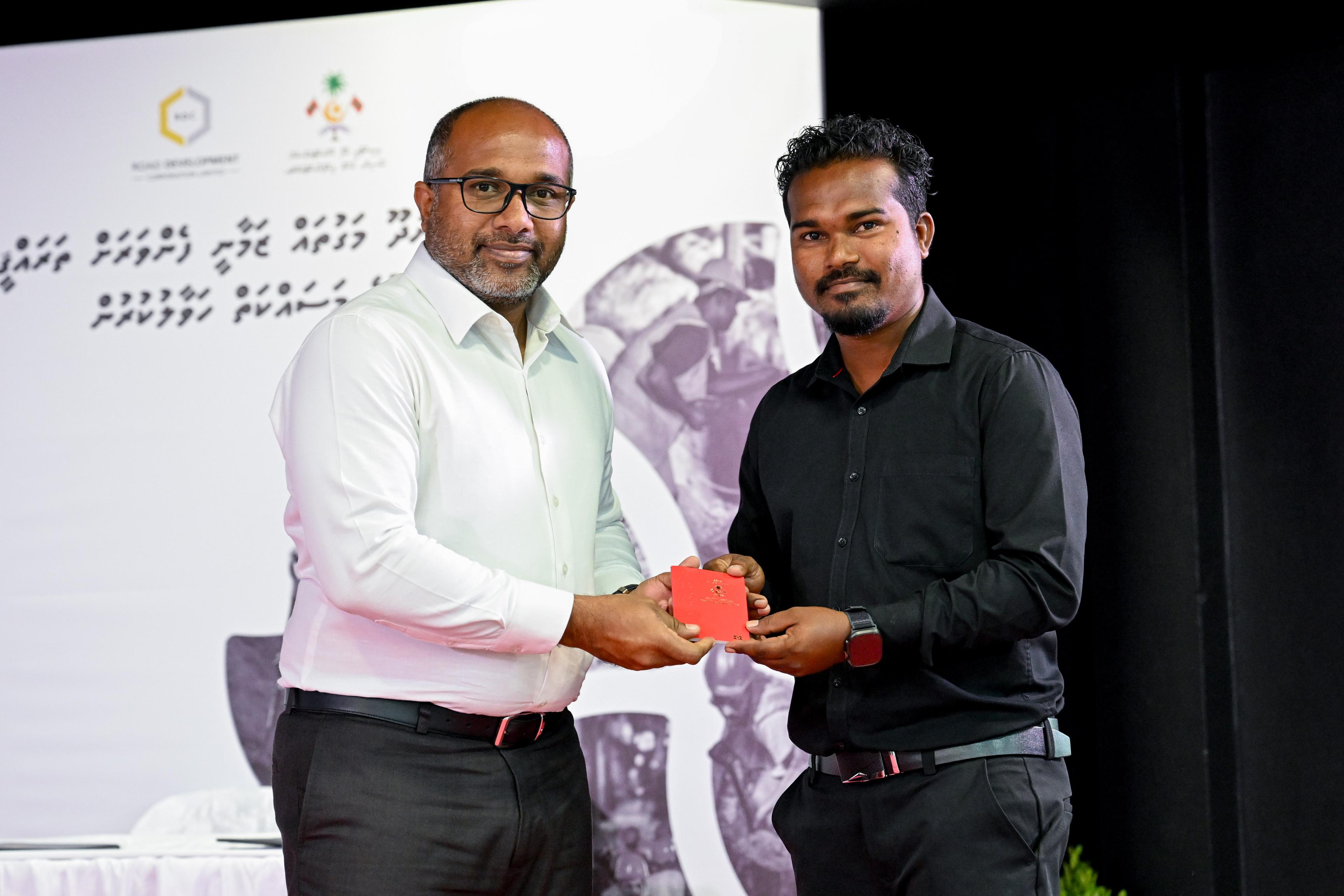 މަކުނުދޫގައި ޕާސްޕޯޓުގެ ޚިދުމަތް ރަސްމީކޮށް ފަށައިފި
