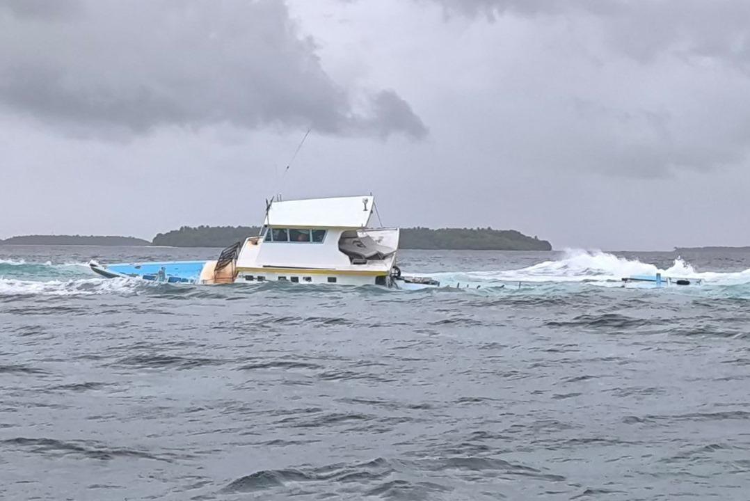ކުނި ބަރުކޮށްގެން ދަތުރުކުރަމުންދިޔަ ދޯންޏެއް ފަރަށް އަރައިފި