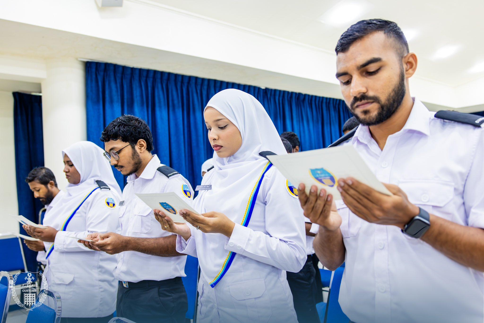 ކަސްޓަމްސްގެ ޚިދުމަތާ އަލަށް ގުޅުނު 59 އޮފިސަރަކު ހުވާކޮށްފި
