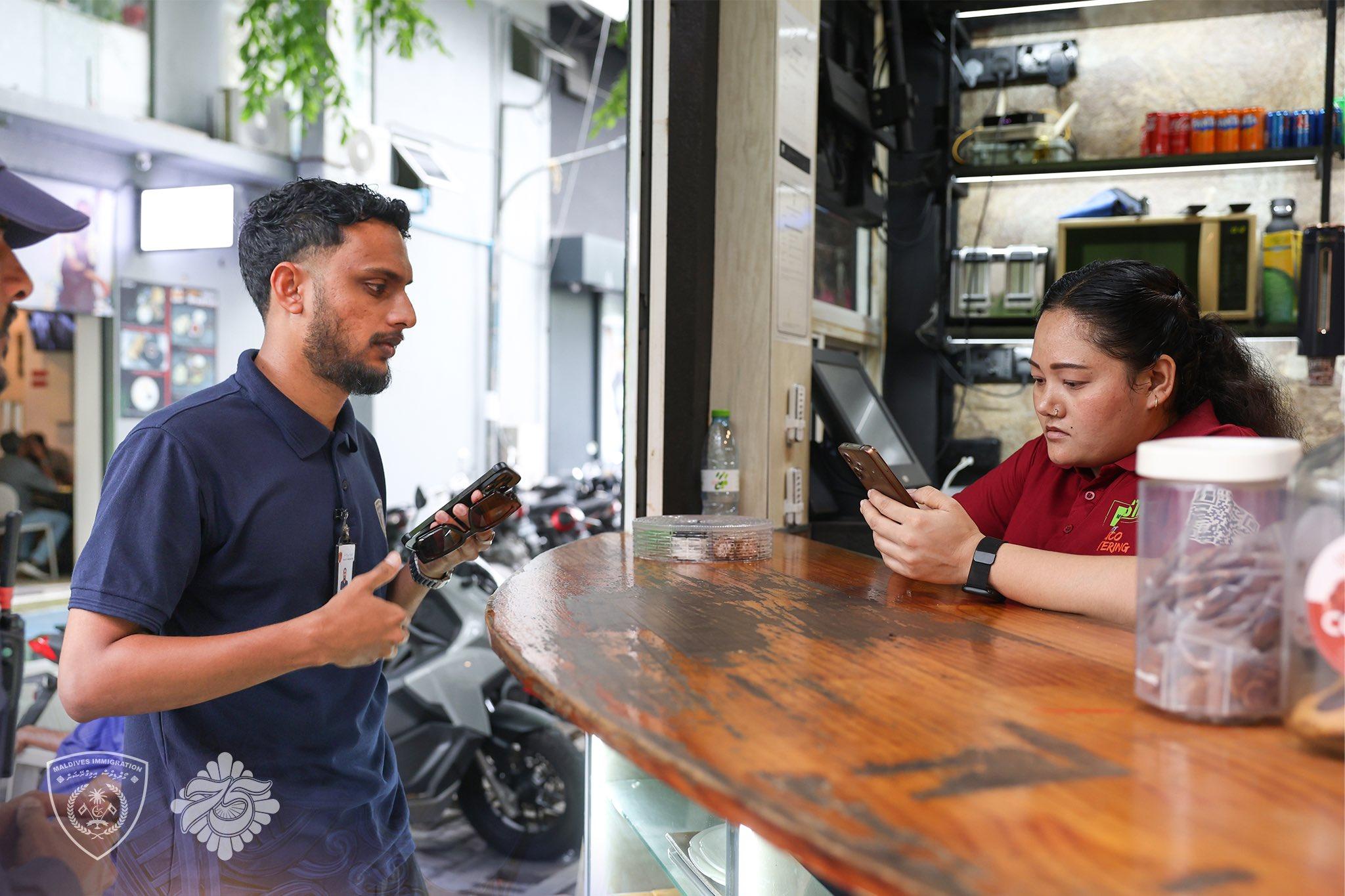 މާލޭގެ ކެފޭއެއް ބަލާފާސްކޮށް ގަވާއިދާ ހިލާފަށް އުޅެމުންދިޔަ 2 ބިދޭސީއަކު ހައްޔަރަށް!