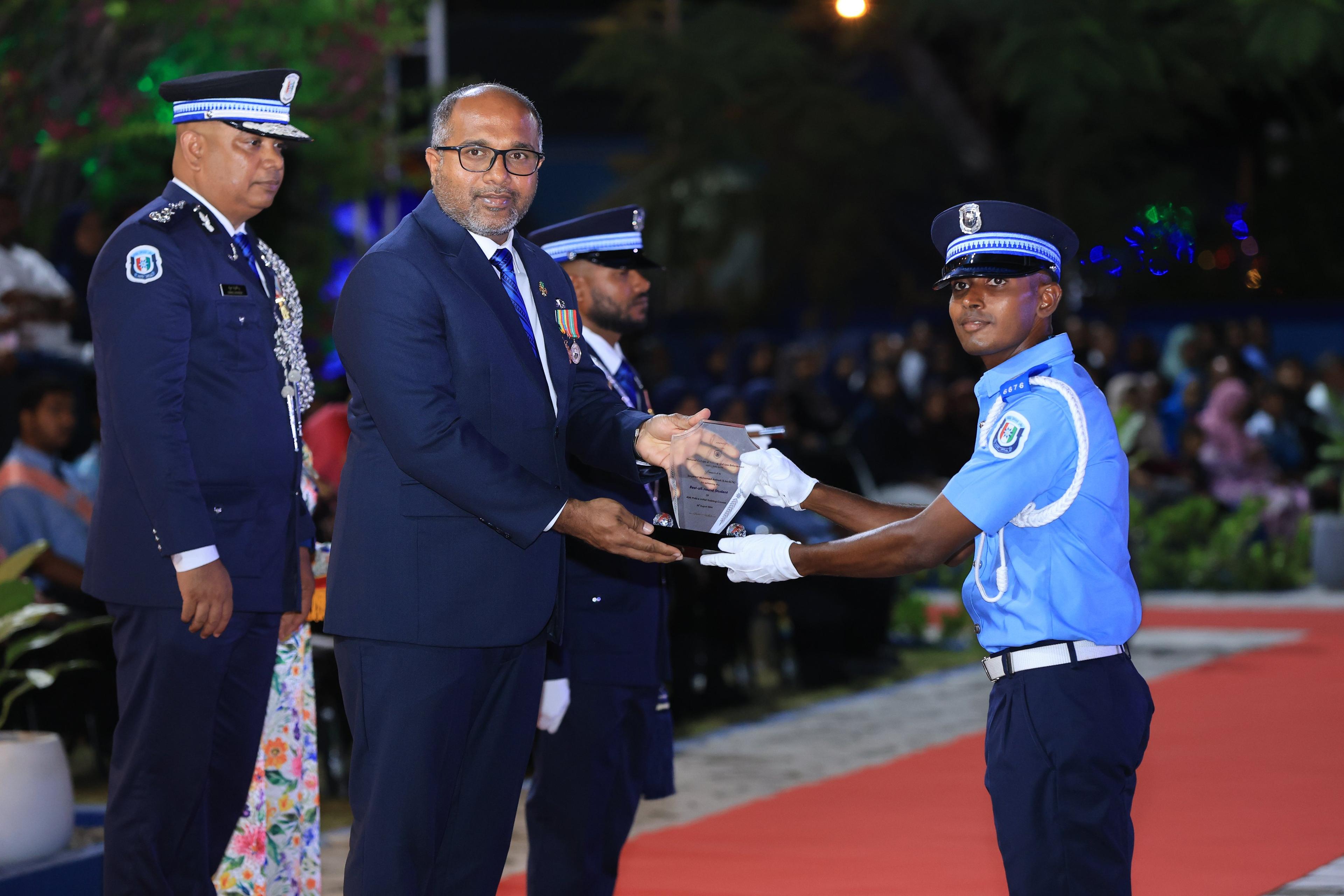 ފުލުހުންގެ ކޮންމެ އޮފިސަރަކީ ނަޒާހަތްތެރިކަމާއެކީ މަސައްކަތްކުރާ އޮފިސަރަކަށް ވާންޖެހޭ - އިހްސާން