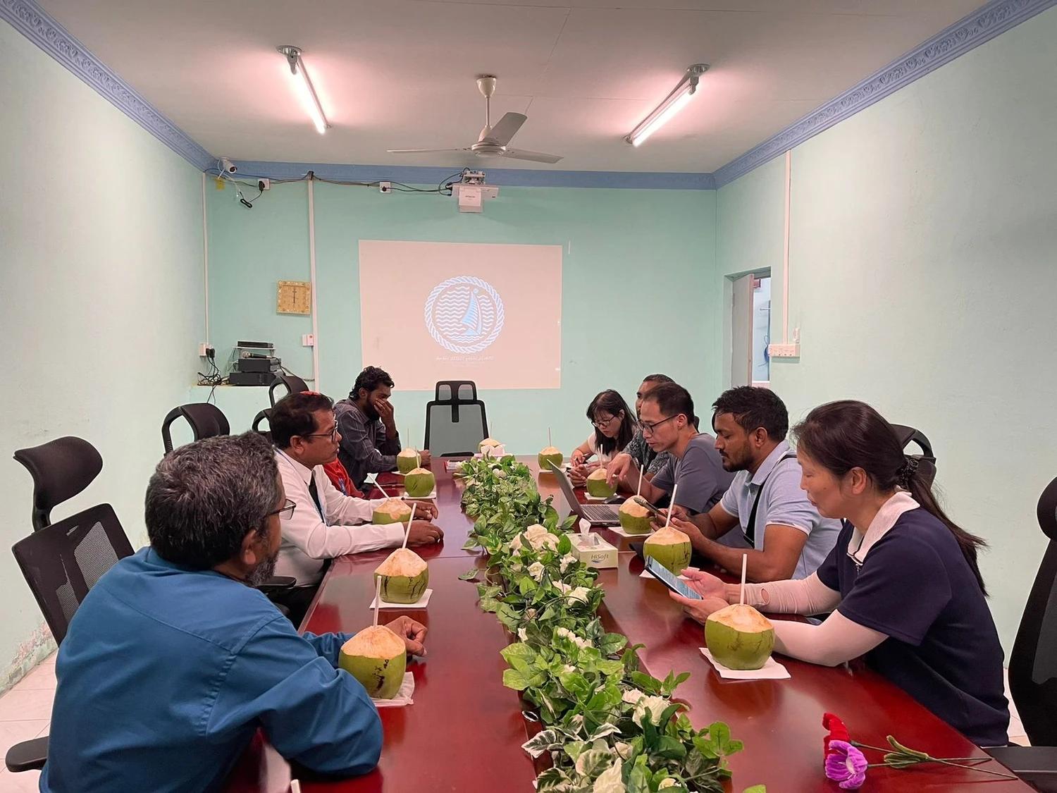 ޗައިނާ ސަރުކާރުގެ ހިލޭ އެހީގެ ދަށުން އެޅުމަށް ހަމަޖެހިފައިވާ 50 ކައުންސިލް ޢިމާރާތުގެ ފިޒިބިލިޓީ ހެދުމުގެ މަސައްކަތް ފެށިގެން ކުރިޔަށް!