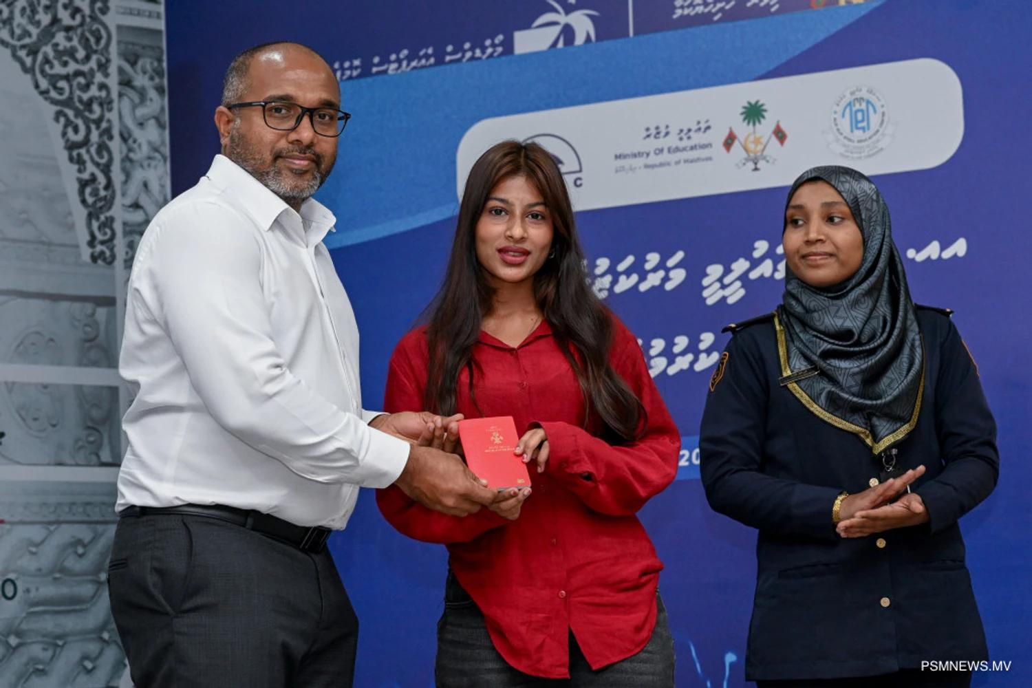އއ. އަތޮޅުގައި ޕާސްޕޯޓުގެ ޚިދުމަތް ރަސްމީކޮށް ފަށައިފި