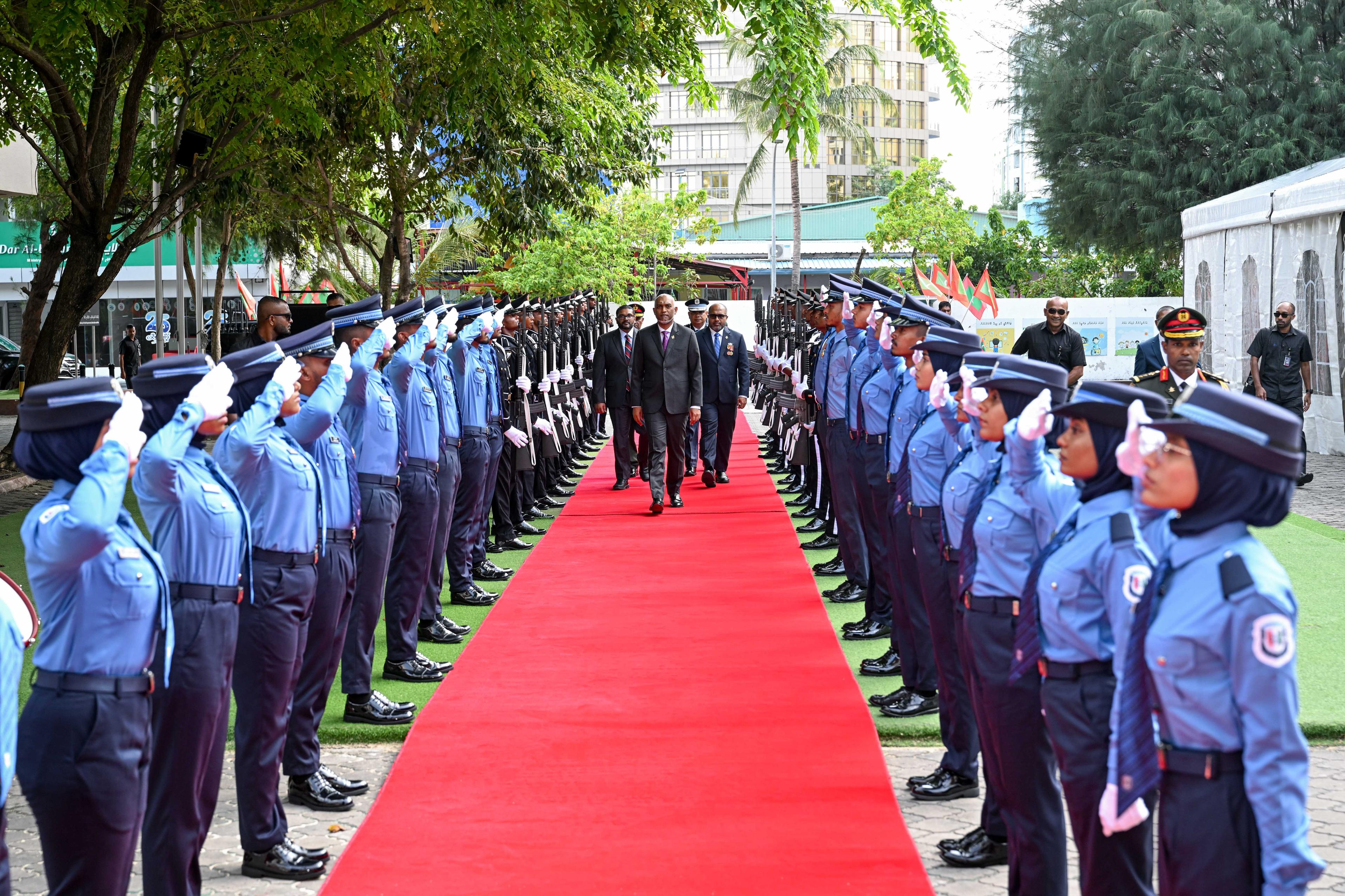 ދިވެހި ފުލުހުން ރެޔާއިދުވާލު ކުރަމުންދާ ބުރަ މަސައްކަތަށް ރައީސްގެ ޝުކުރު!