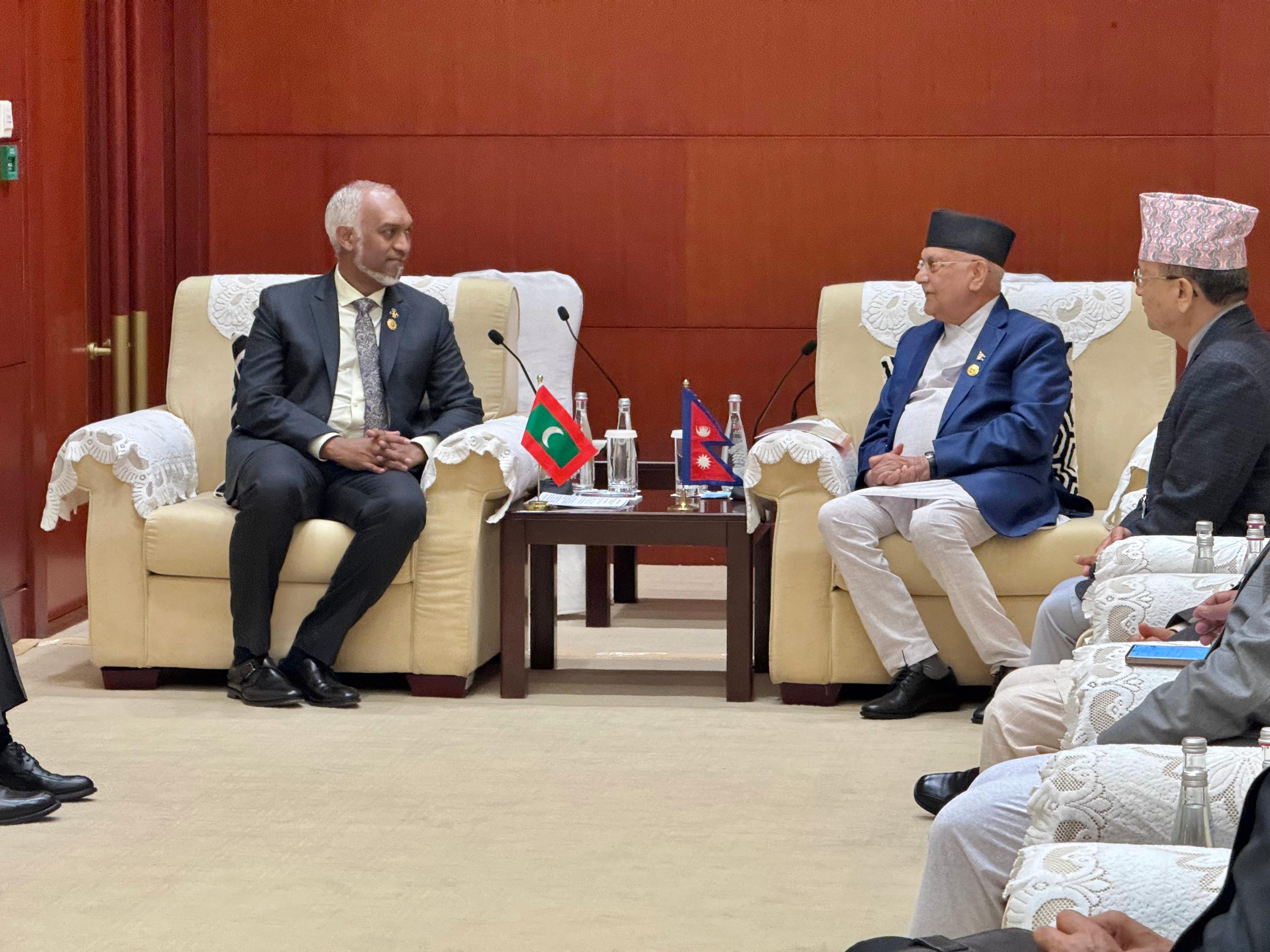 ރައީސް މުއިއްޒު، ނޭޕާލްގެ ބޮޑުވަޒީރާ ބައްދަލުކުރައްވައިފި
