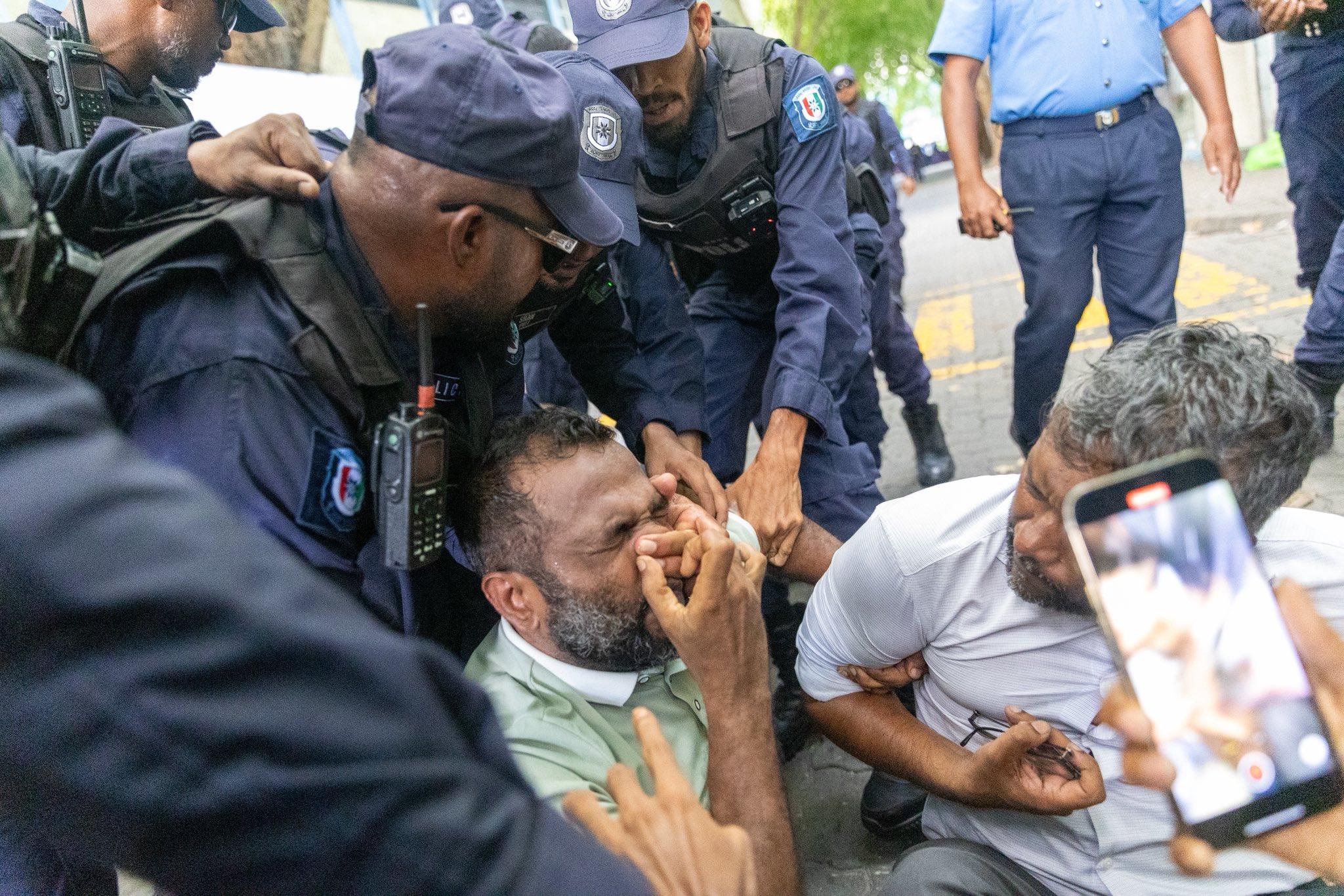 ހާލަތާއި ނުބައްދަލު ބާރު ބޭނުން ނުކުރަން، ފޮޓޯތަކުން އެހެން ފެންނަނީ ވަކި އެންގަލްއަކުން ނަގާފައިވުމުން - ފުލުހުން
