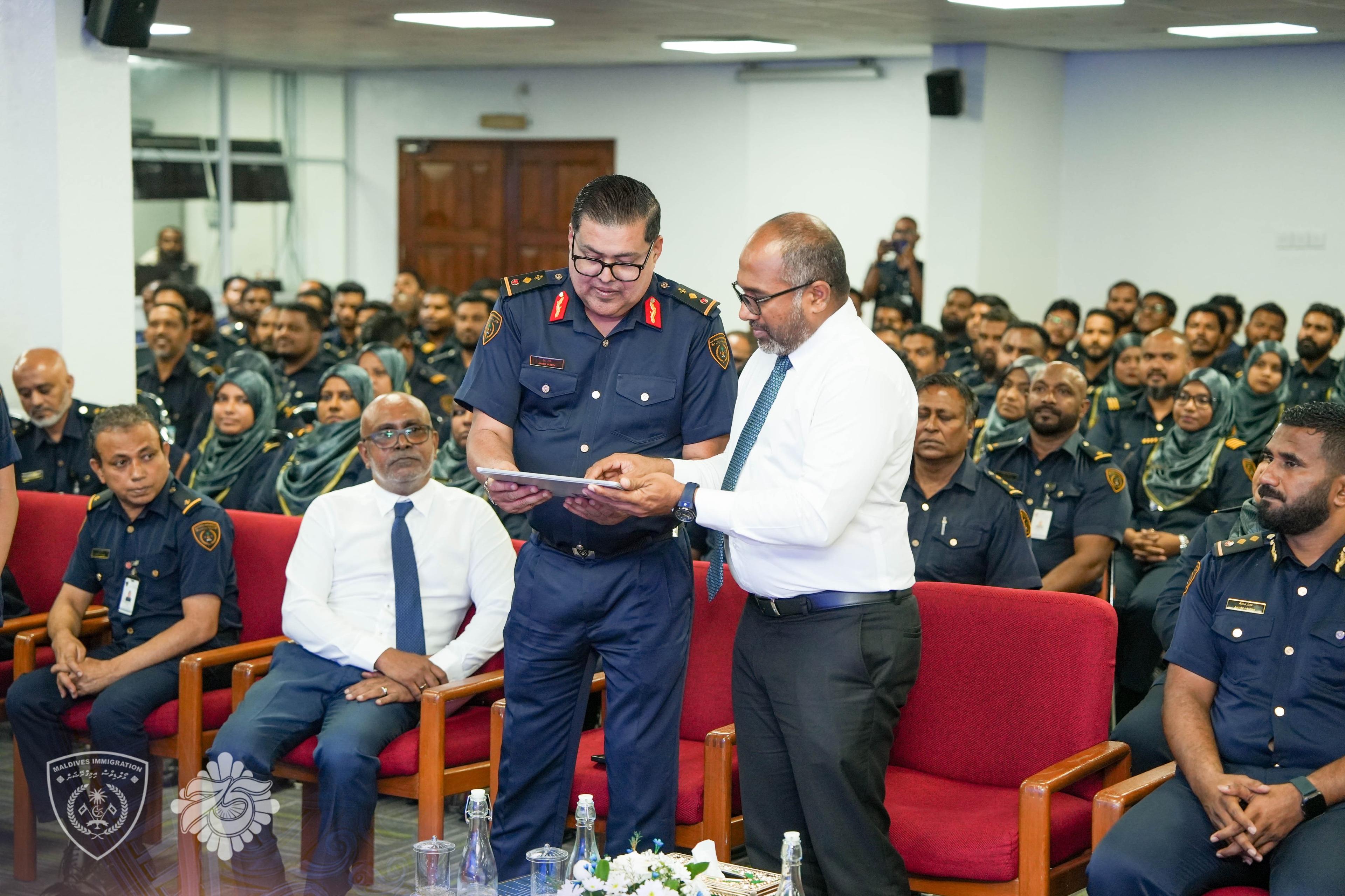 އިމިގްރޭޝަންގެ ޚިދުމަތްތަކުގެ މައުލޫމާތުތައް ތަފްސީލާއިއެކު އާންމުންނަށް ފޯރުކޮށްދިނުމަށް ޚާއްސަ ޕްރޮގްރާމެއް!
