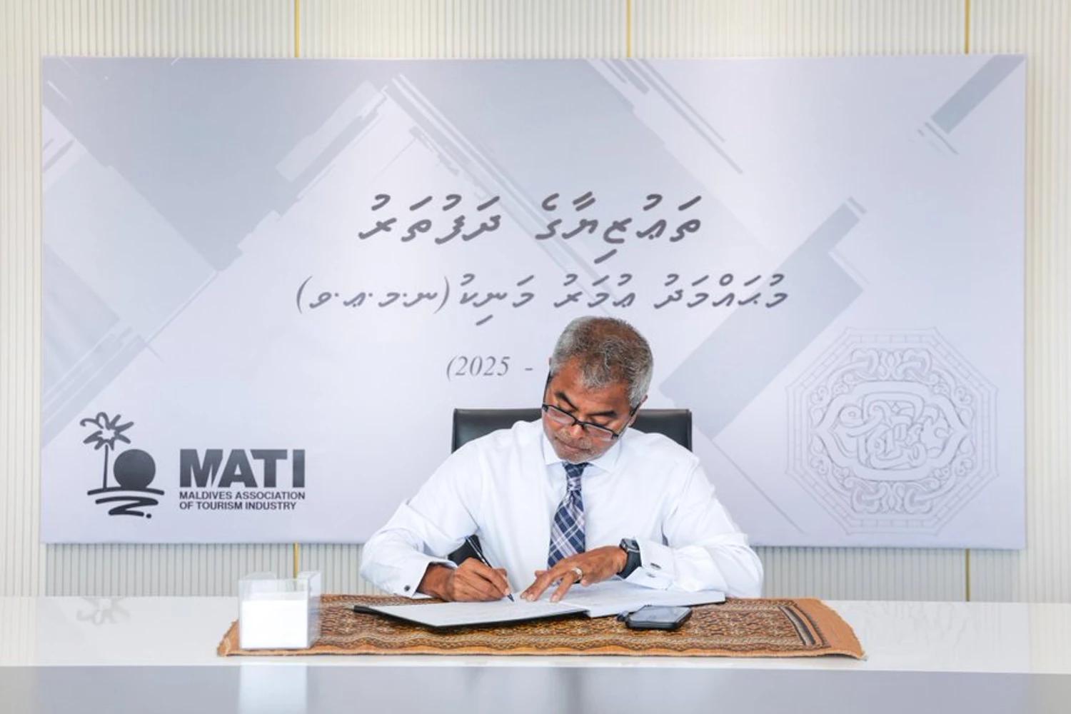 އެމްޔޫ މަނިކުގެ ތައުޒިޔާގެ ދަފްތަރުގައި ވަޒީރު ތާރީގު ސޮއިކުރައްވައިފި