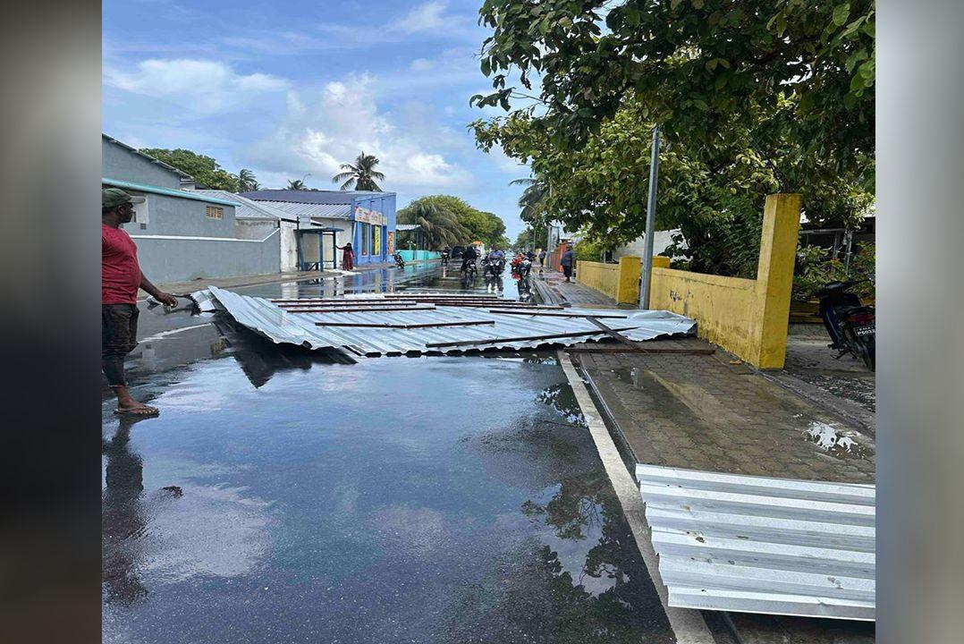 ގަދަވަޔާއިއެކު އައްޑޫ ސިޓީ މަރަދޫފޭދޫގެ 6 ގެއެއްގެ ފުރާޅު އެއްލާލައިފި