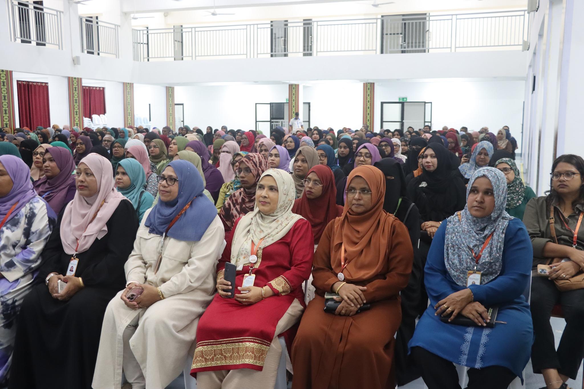 ހުޅުމާލެ 3 ސުކޫލެއްގެ މުދައްރިސުންނާއި މިނިސްޓަރ ޝަފީއު ބައްދަލުކުރައްވައިފި