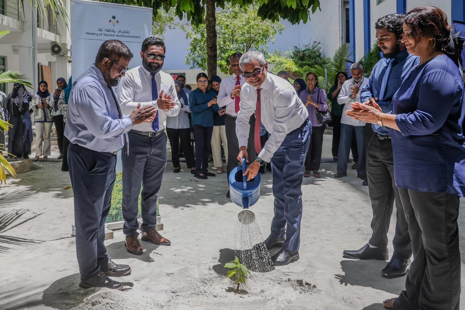 ޤައުމީ ޔުނިވަރސިޓީގެ ދަރިވަރުންގެ ކައުންސިލުން ގަސްއިންދުމުގެ ޕްރޮގްރާމެއް ފަށައިފި