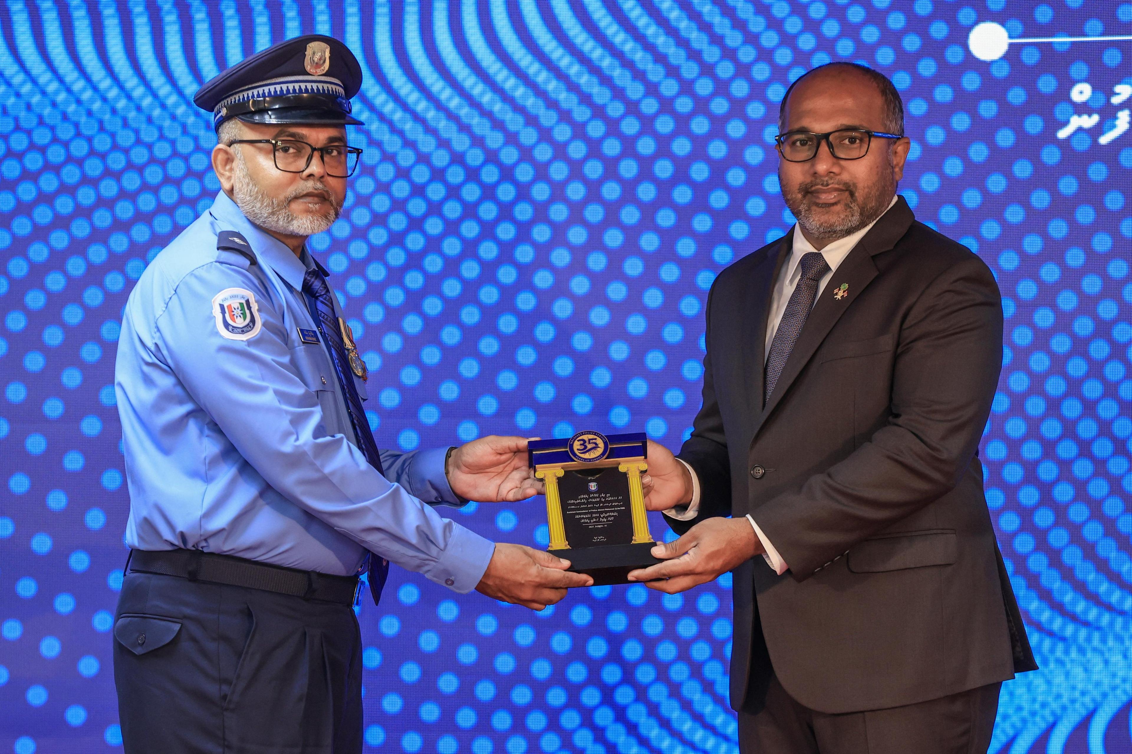 ދިވެހި ފުލުހުންގެ ހިދުމަތަށް ދިގު މުއްދަތެއްގައި ޚިދުމަތްކުރައްވާފައިވާ 150 މުވައްޒަފެއްގެ އަގު ވަޒަންކޮށްފި