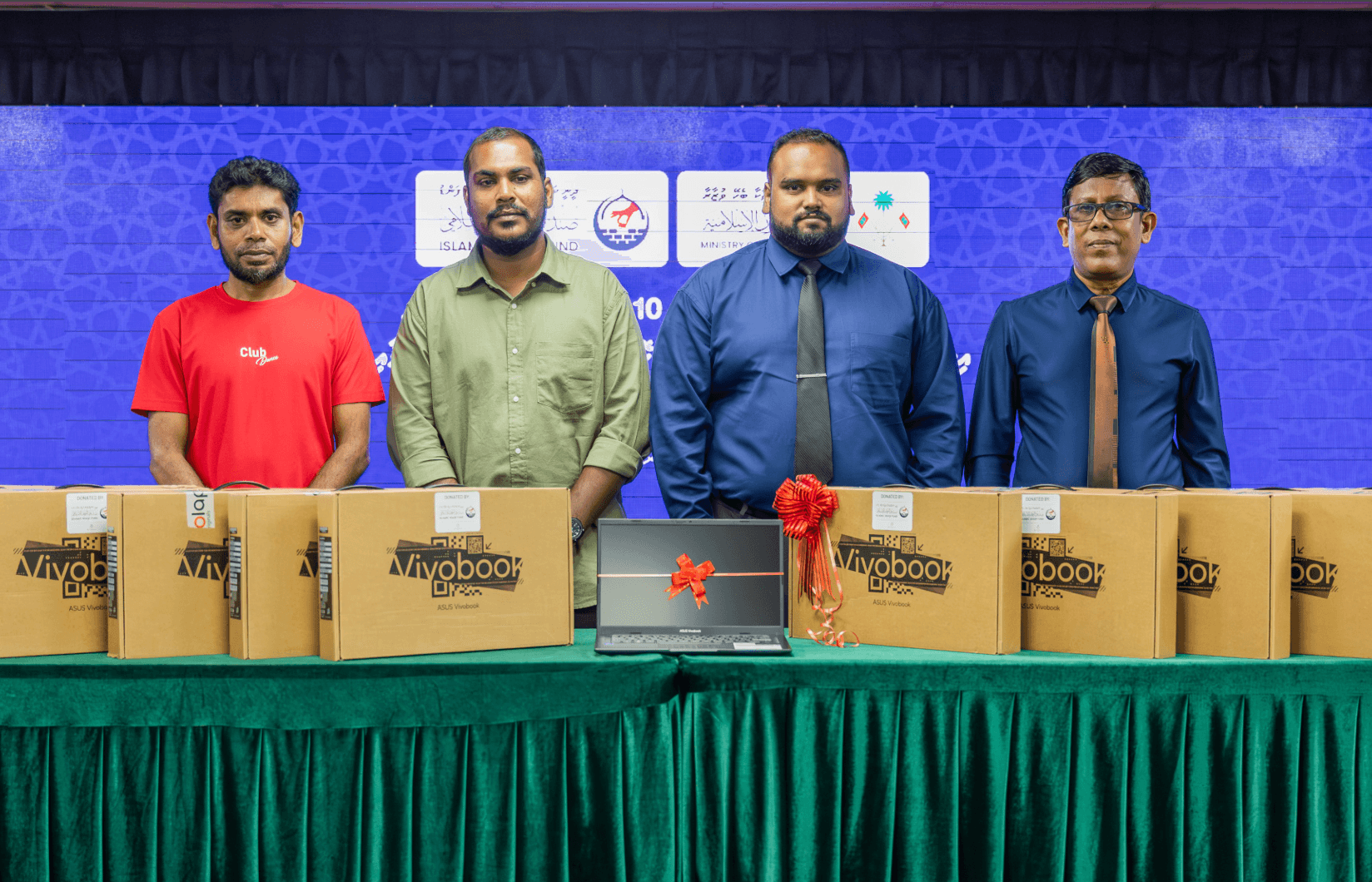 އިސްލާމީކަންތައްތަކާ ބެހޭ ވުޒާރާއިން ތ. ހިރިލަންދޫ ސްކޫލަށް 10 ލެޕްޓޮޕް ހަދިޔާކޮށްފި