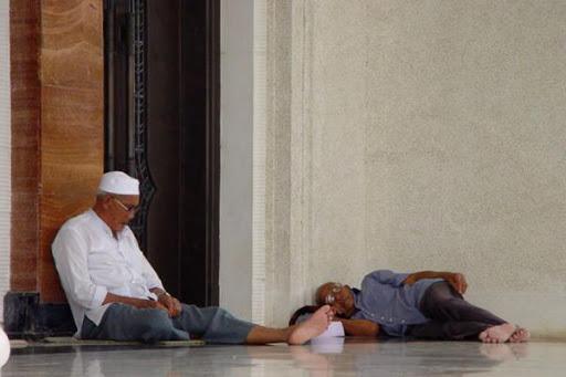 މިސްކިތްތަކުގައި ކައިބޮއެ ނިދާ ހަދާތީ ހައްލެއް ހޯދަނީ