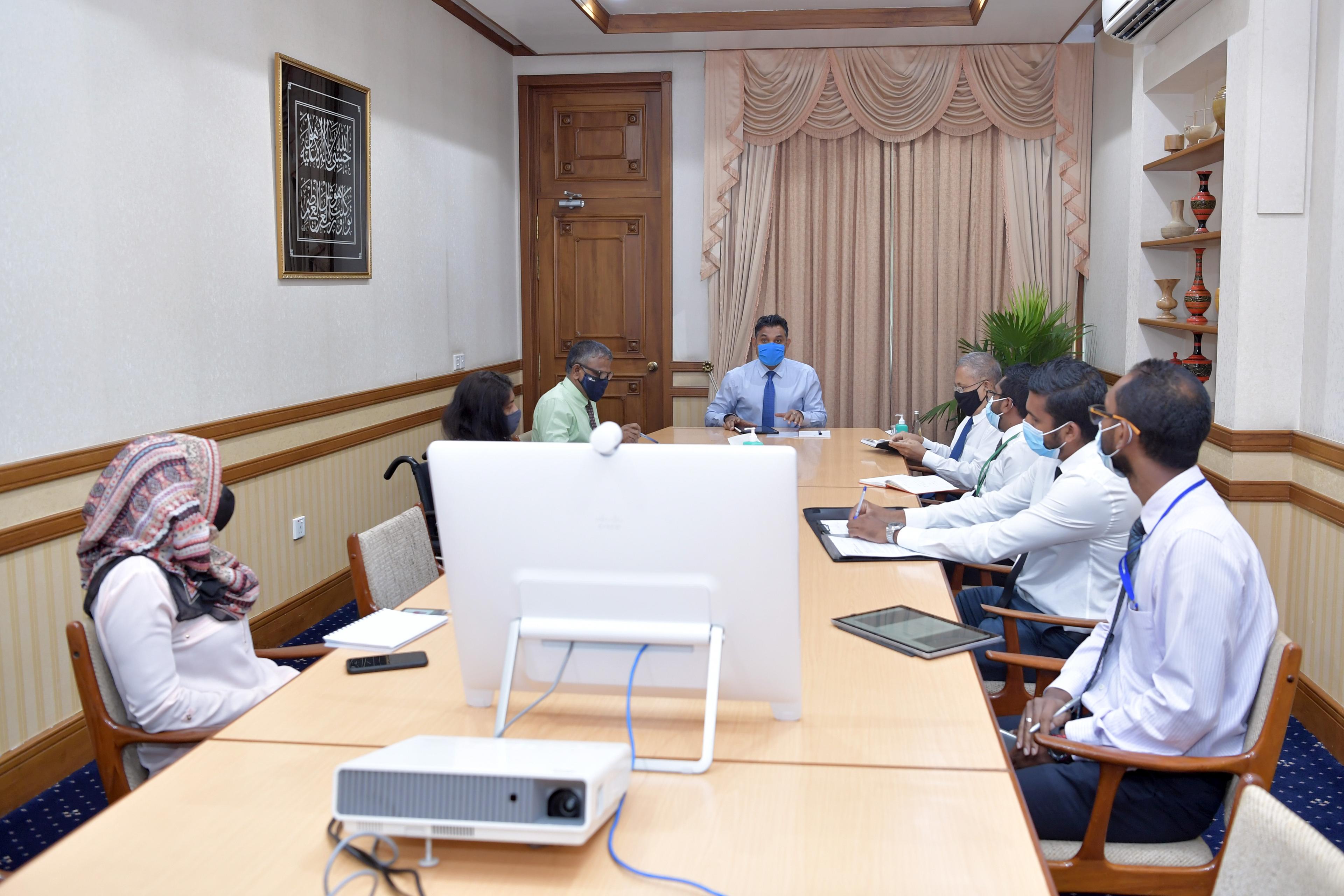 އައްޑޫ ފްލައިންގ ސްކޫލުގެ ދަރިވަރުންނަށް ހައްލެއް ހޯއްދަވައިދެއްވުމަށް ނައިބު ރައީސް އެދިވަޑައިގަންނަވައިފި