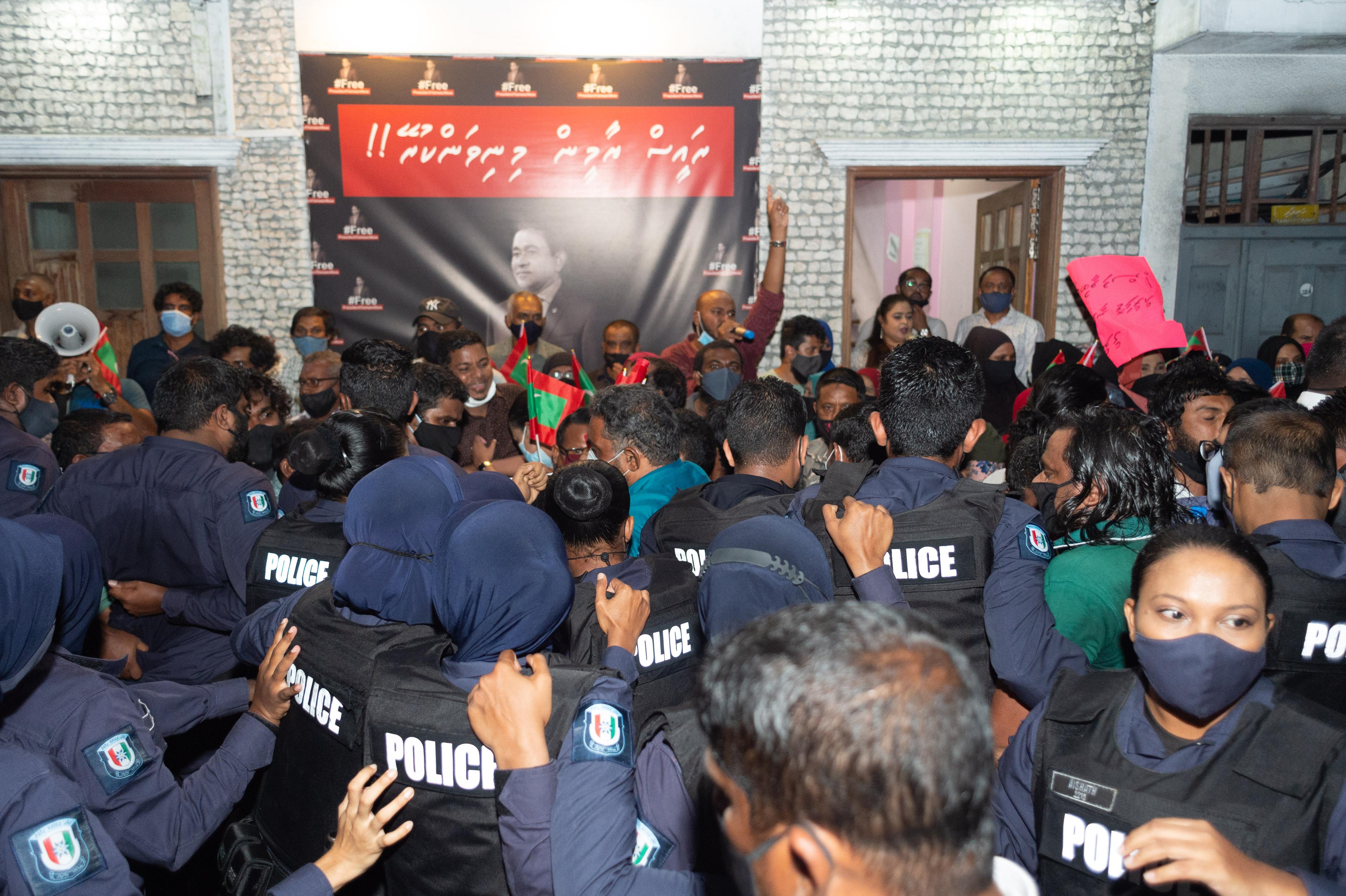 ފުލުހުން ކޮށާލާނެ ކަމަށް ބުނެ އިންޒާރުދިން އިދިކޮޅު އެކްޓިވިސްޓަކު ހައްޔަރުކޮށްފި