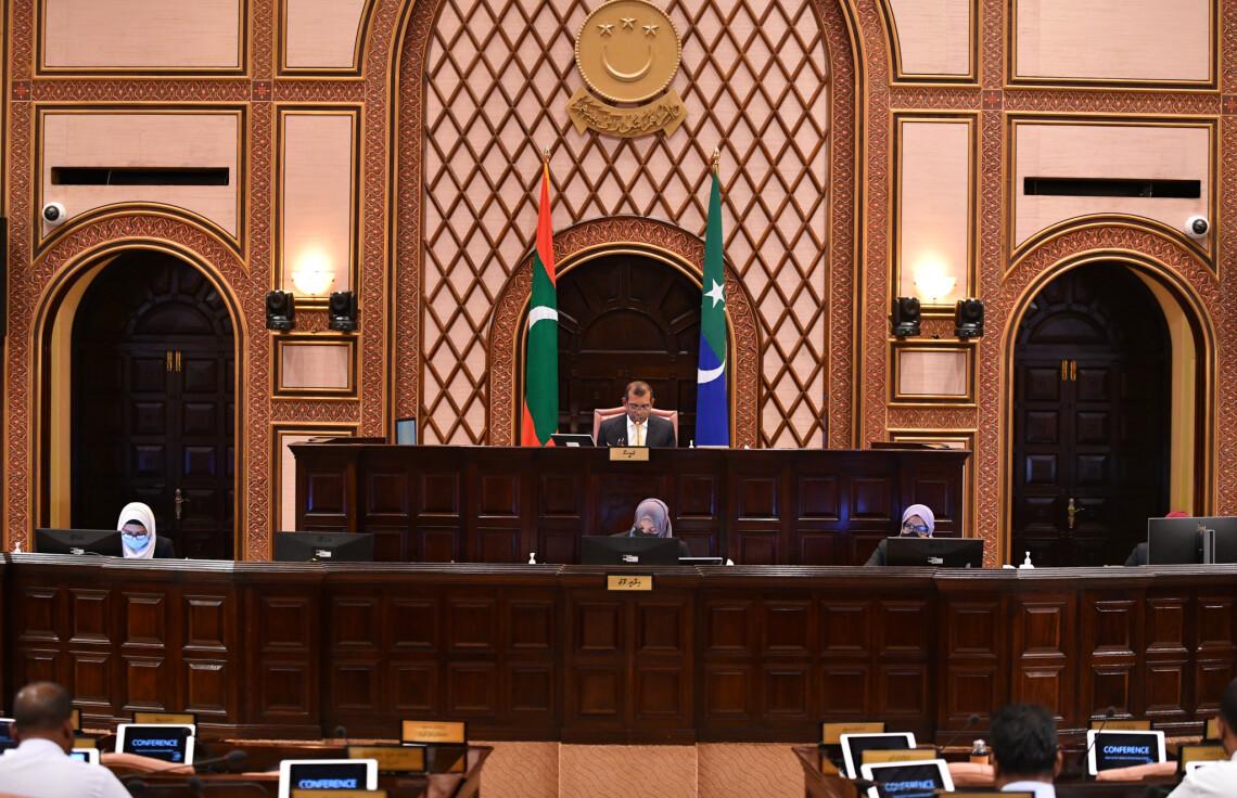 ސިއްހީ ކުއްލި ނުރައްކަލުގެ ހާލަތުގެ ޒިންމާތައް ރައީސުލްޖުމްހުރިއްޔާ އާއި މަޖިލީހަށް ނުދޭން ފާސްކޮށްފި